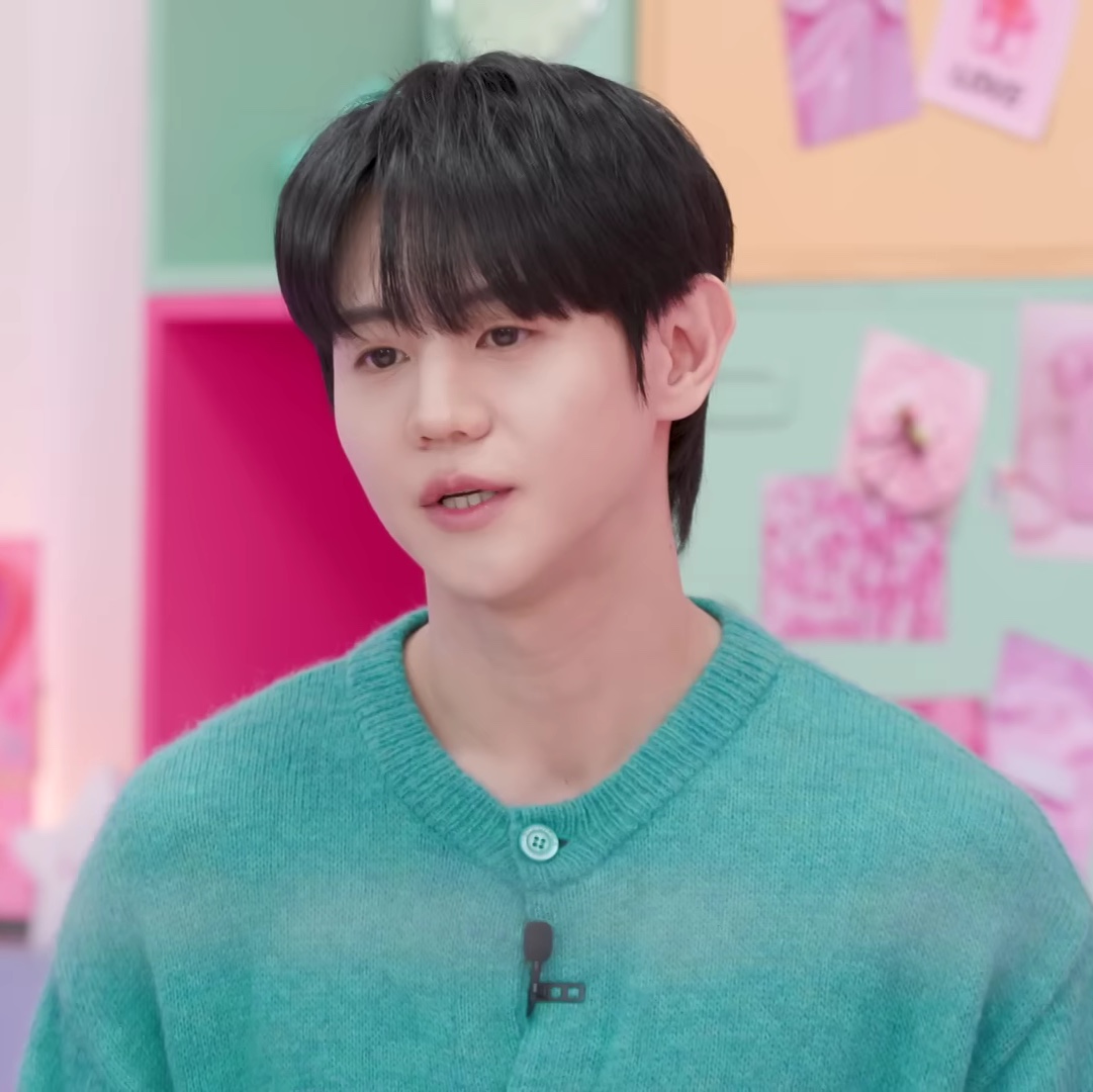 STU Round Neck Cardigan Mint 착용 스타일 - 1