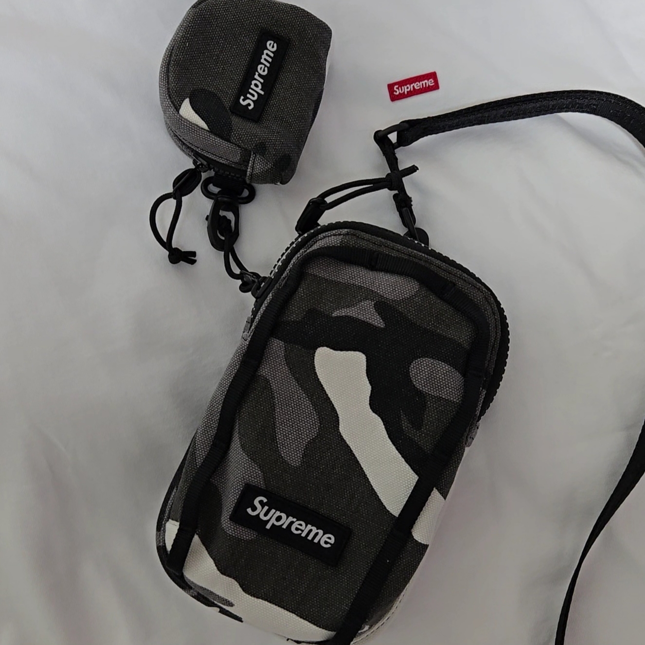 Supreme Camera Bag + Mini Pouch Snow Camo - 25SS, Supreme Small Box T-Shirt White - 24FW 착용 스타일