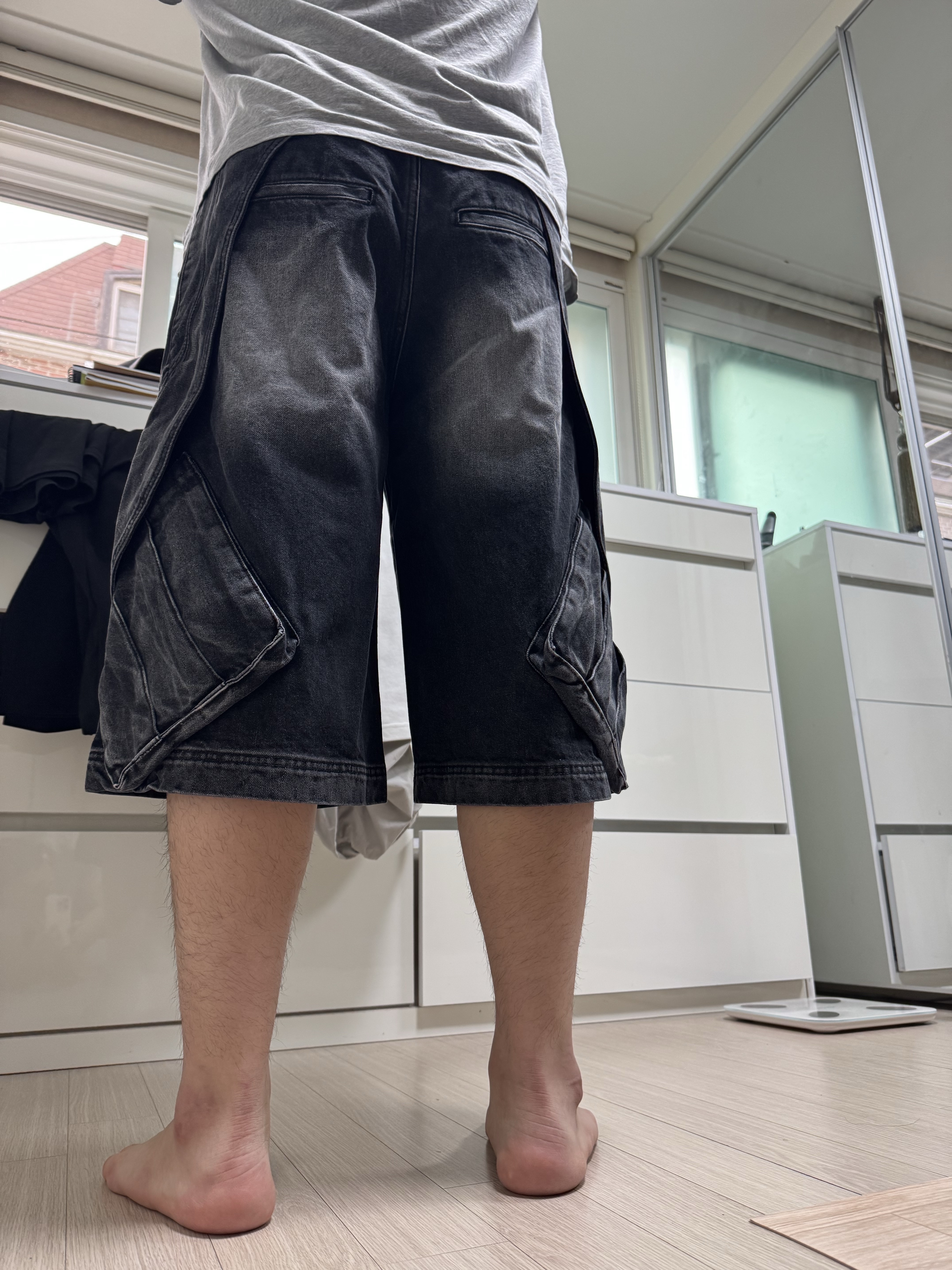 BLR Curved Cover Cargo Bermuda Washing Denim Pants Black 착용 스타일 - 2