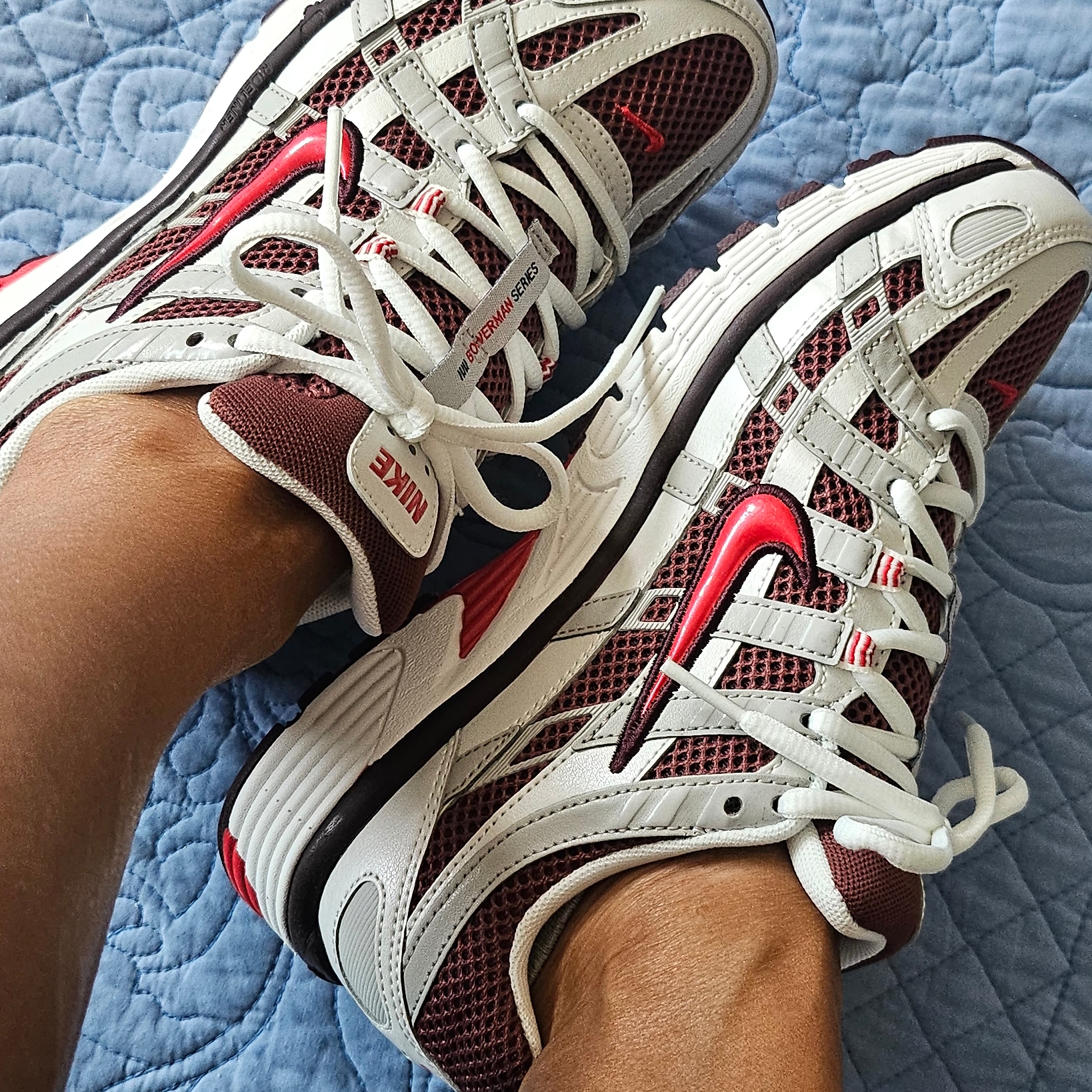(W) Nike P-6000 Metallic Summit White Dark Pony 착용 스타일 - 1
