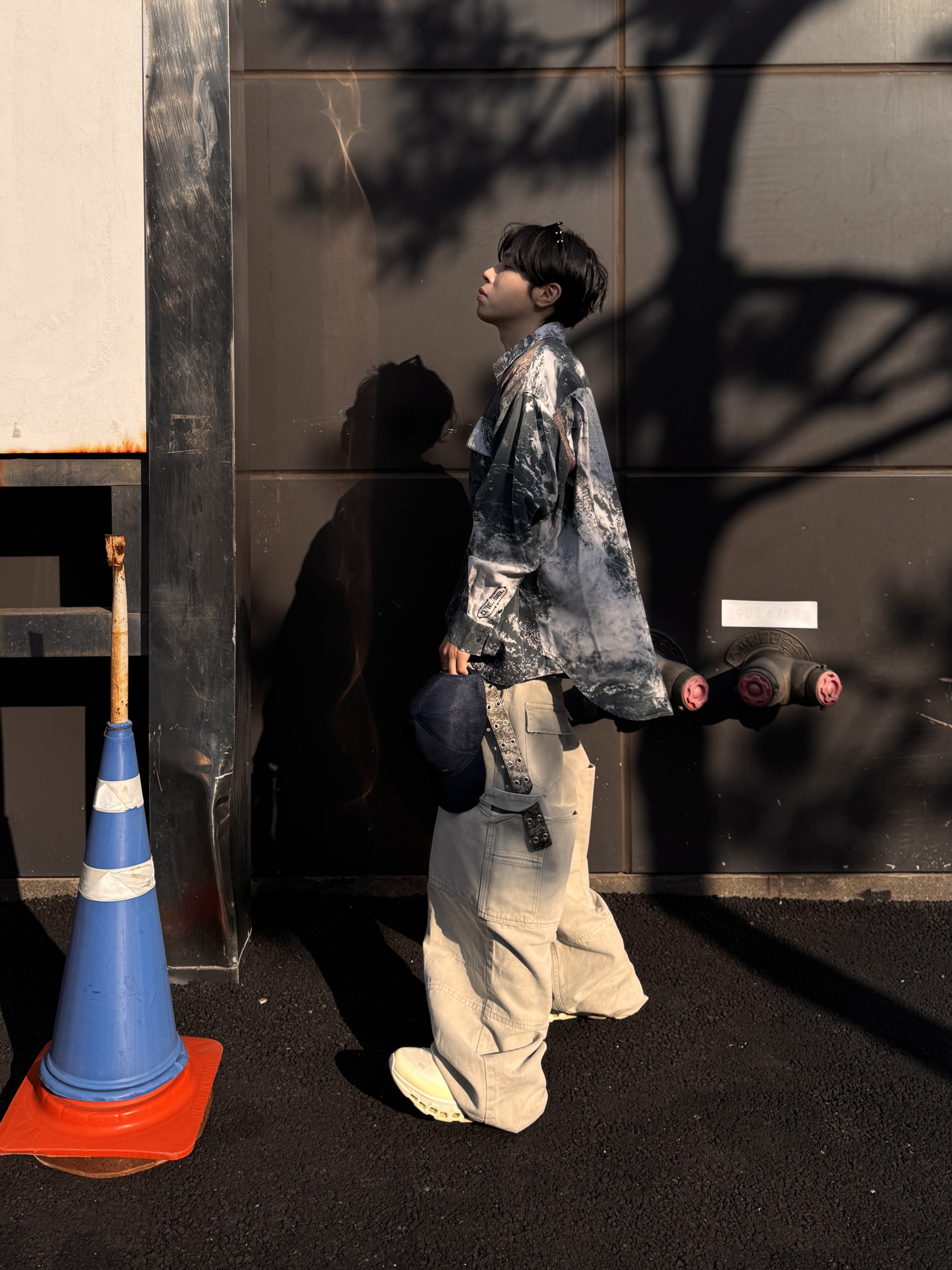 Gentle Monster x Maison Margiela MM113 Black Clear, On Running x Post Archive Faction (Paf) Cloudmonster 2 Seedling White 착용 스타일 - 1