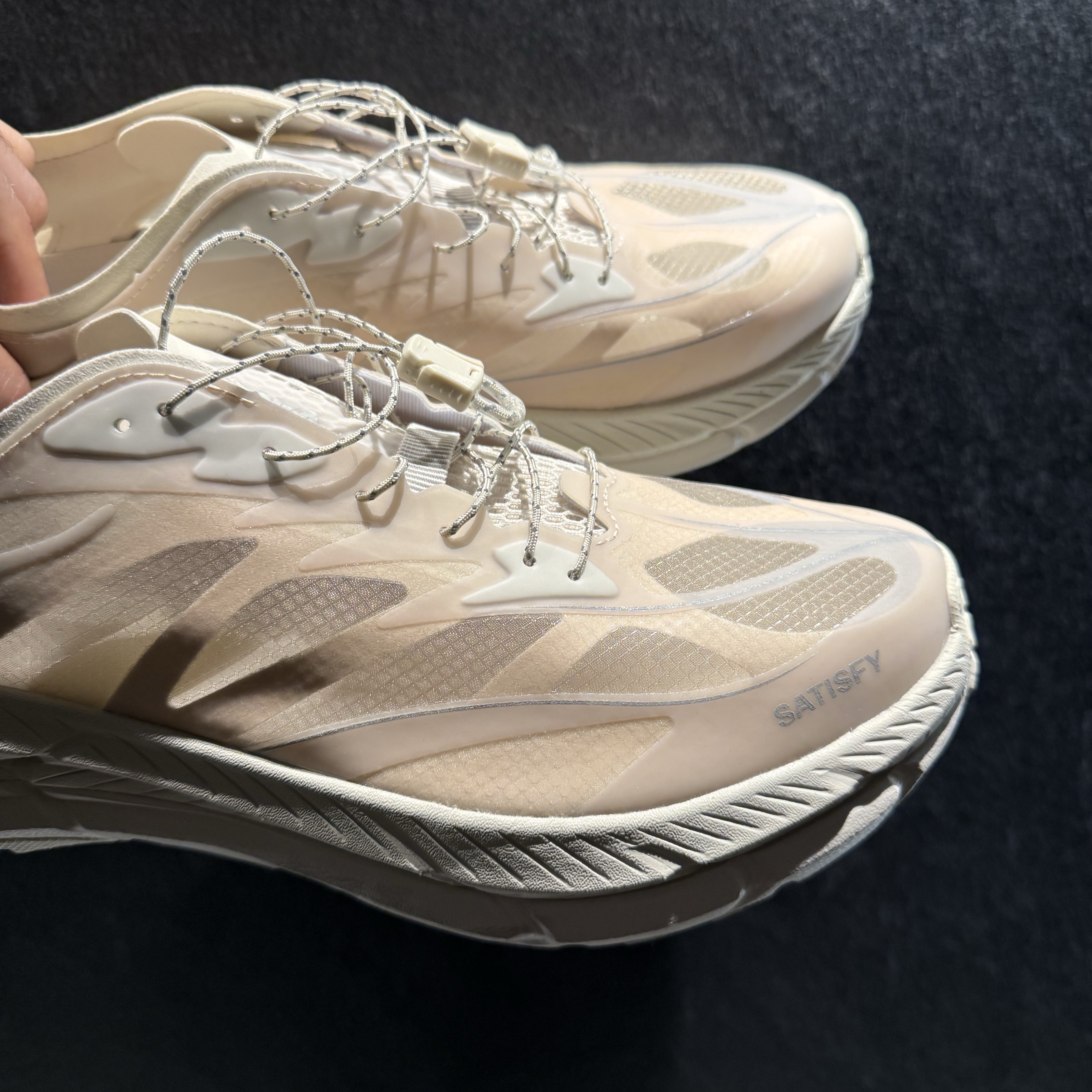 Hoka x Satisfy Mafate Speed 4 Lite Bone 착용 스타일