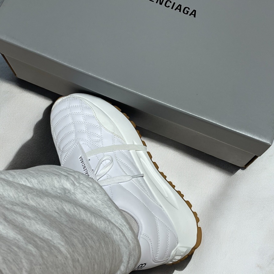 Balenciaga Soccer Sneakers White 착용 스타일 - 3