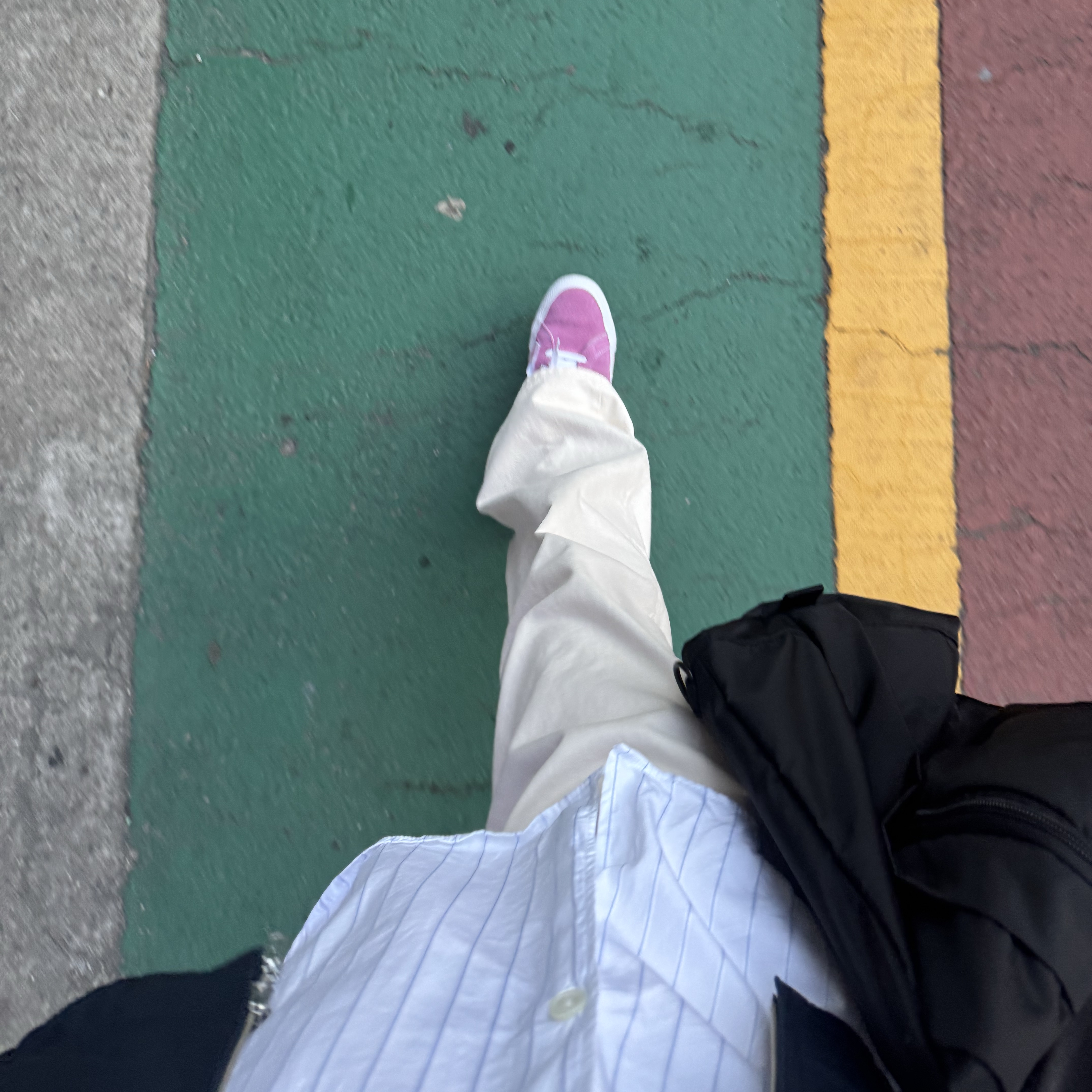 Our Legacy Borrowed Shirt Blue Sapphire Pinstripe, Converse One Star Pro Flower Light Orchid 착용 스타일 - 2
