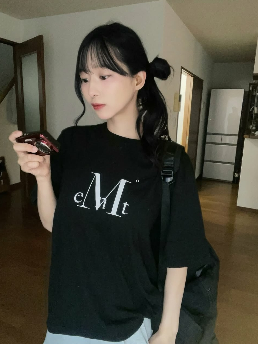 MUCENT Main Symbol Signature Logo Half T Black 착용 스타일 - 2