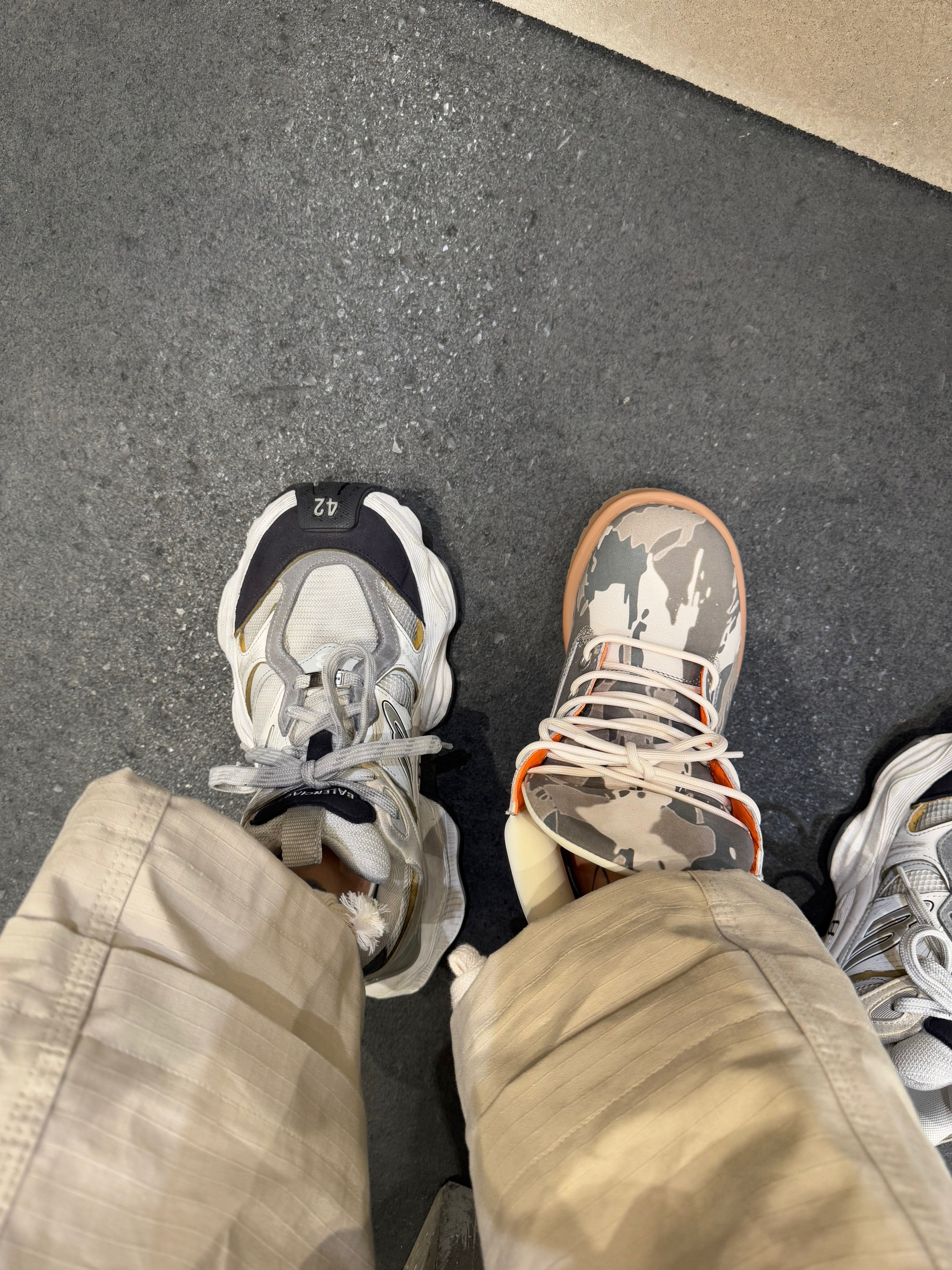 Wapworks Hard Knocks Cargo Pants Dune, Balenciaga Cargo Sneakers White Grey 착용 스타일 - 5