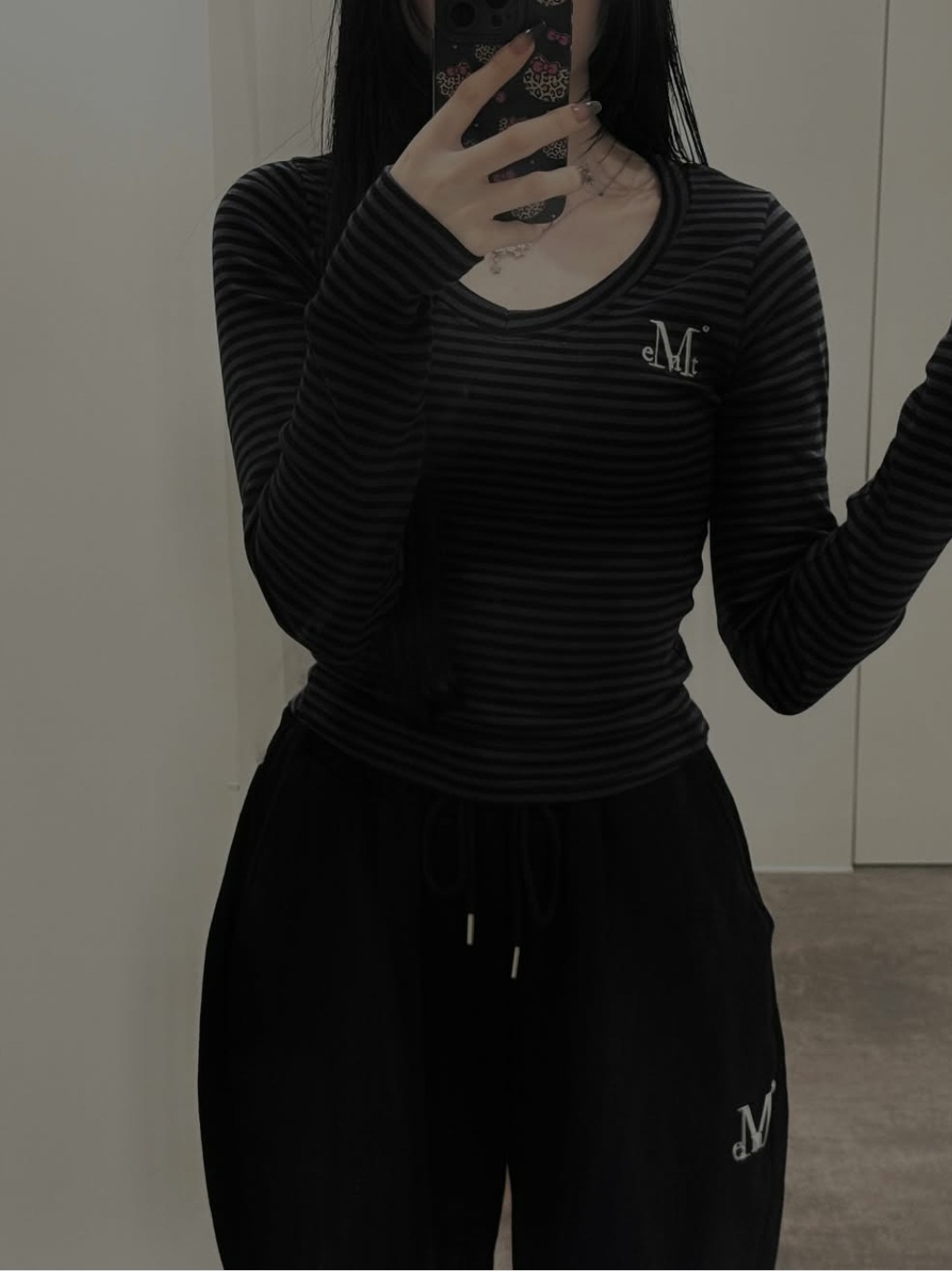 MUCENT Emma V-Neck Stripe Long Sleeve T Charcoal-Black 착용 스타일 - 2