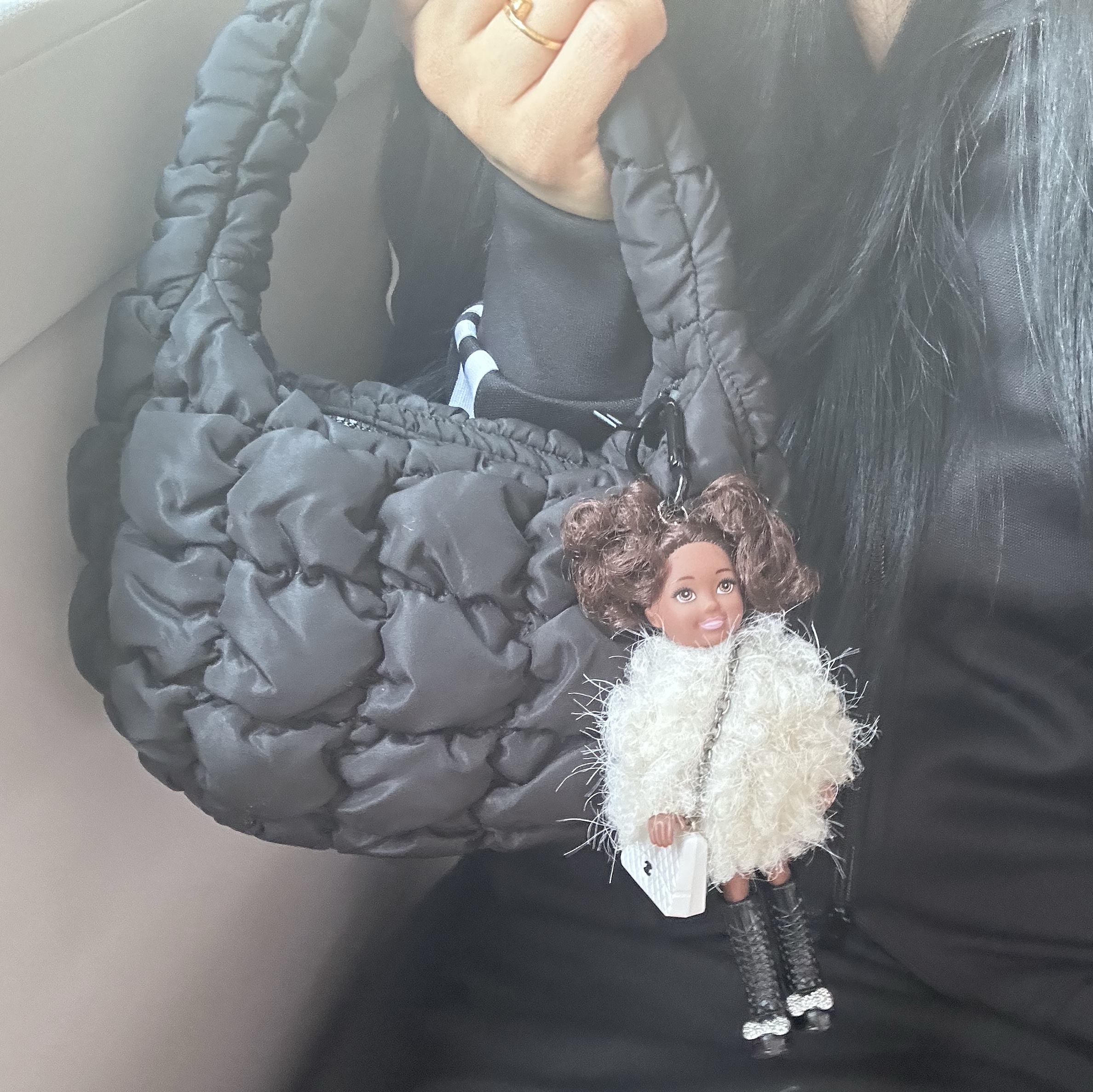 COS Quilted Micro Bag Black 착용 스타일 - 1