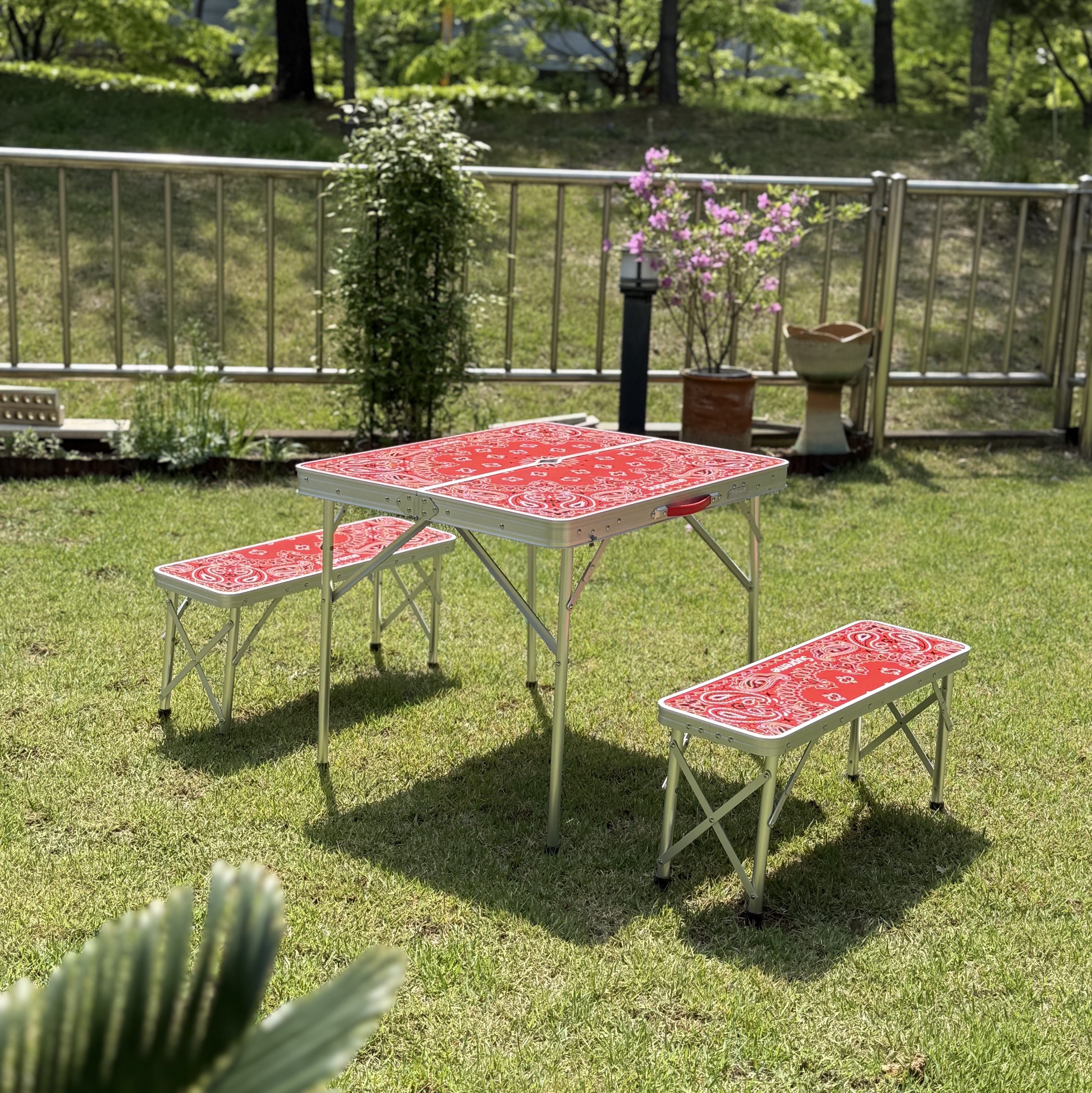 Supreme x Coleman Folding Table Set Red - 24SS 착용 스타일 - 1