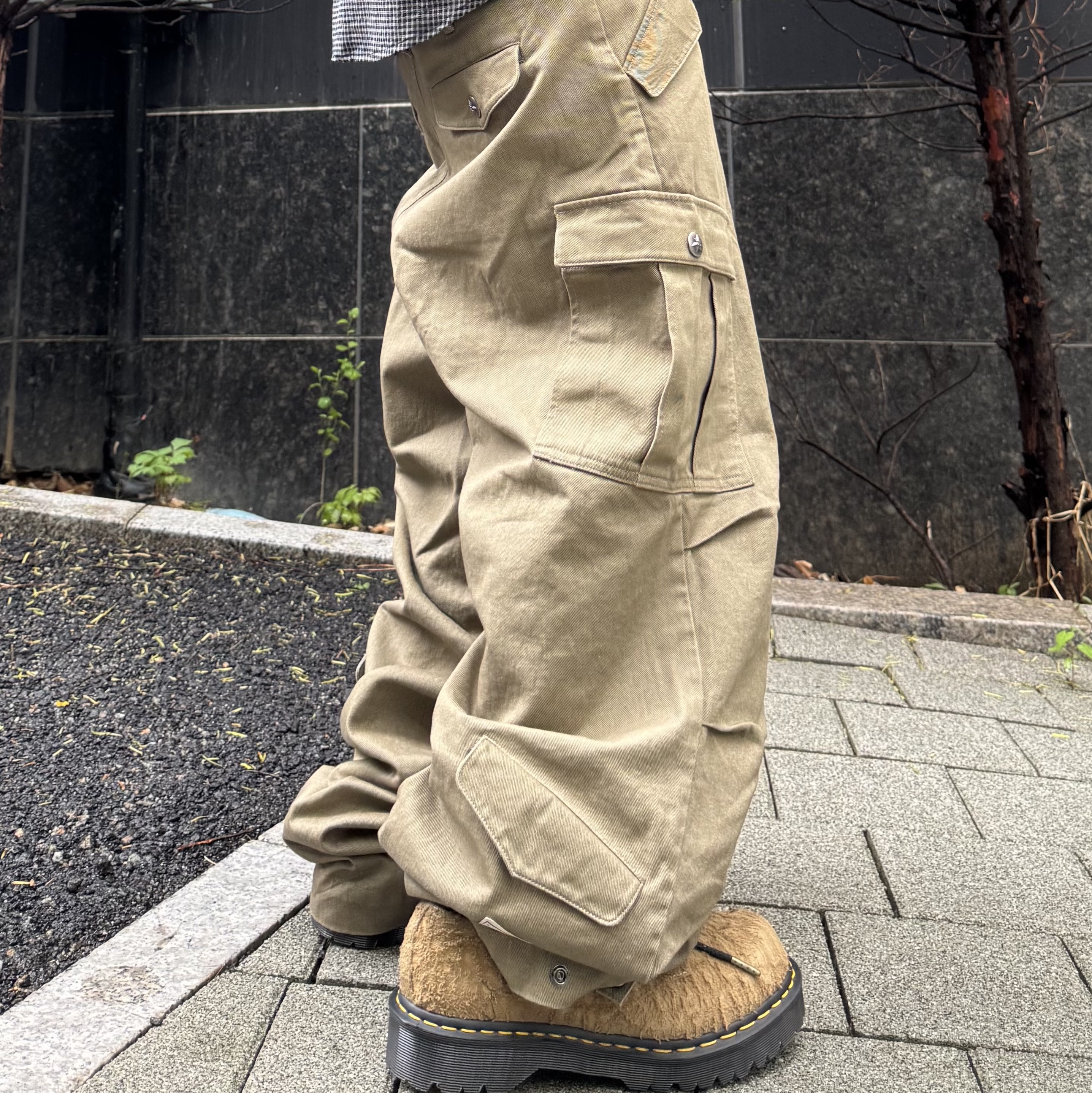 [KREAM 단독] Aoiro Cutted Double Knee Pants Light Sage, Aoiro Cutted Double Knee Pants Tan 착용 스타일 - 3