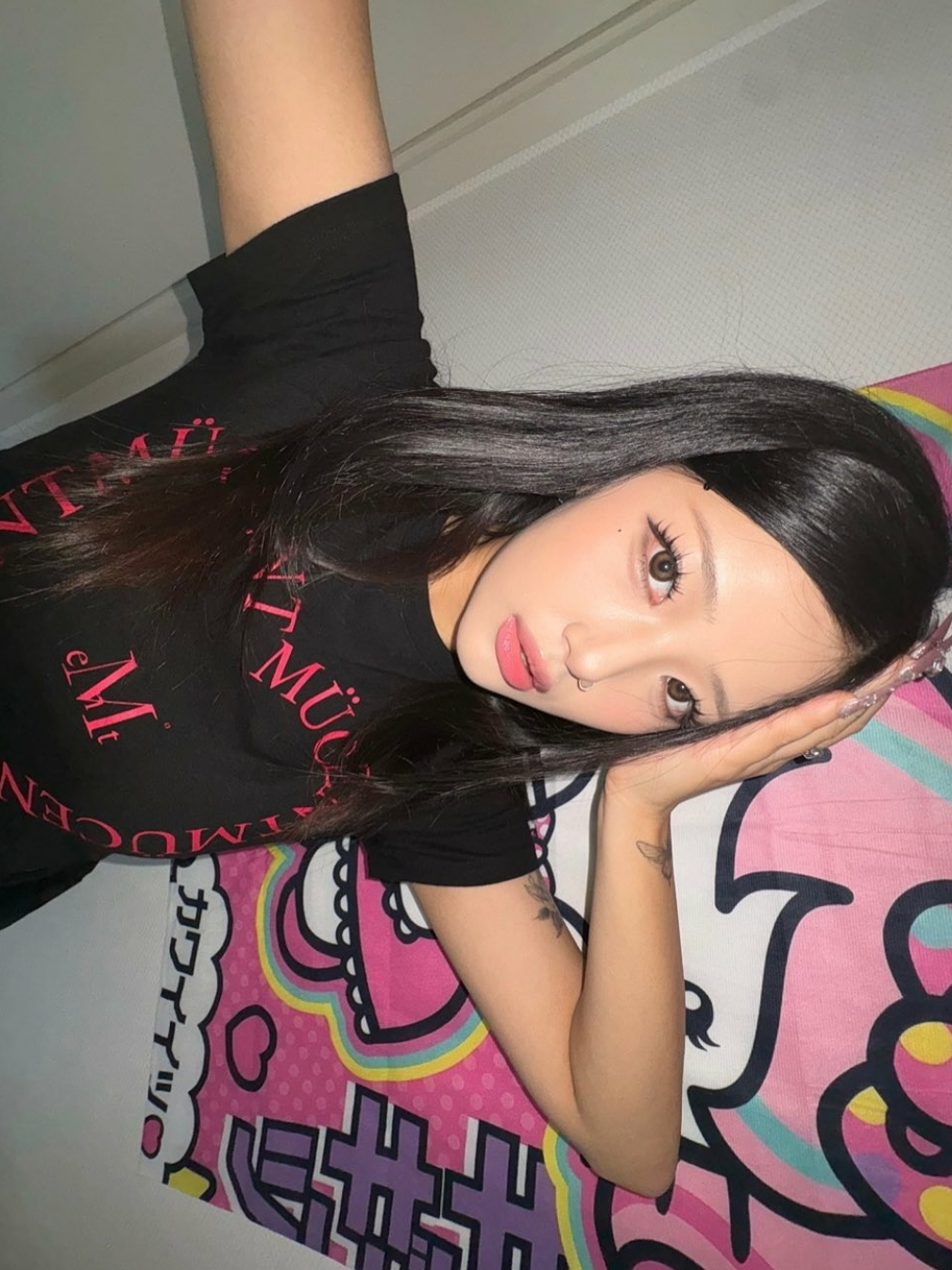 MUCENT Heart Lettering Half T Black Red Printed 착용 스타일 - 2