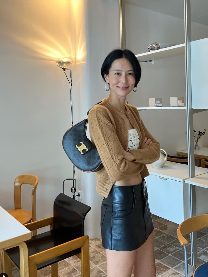 Celine Medium Ava Triomphe Bag in Triomphe Canvas Calfskin Tan 착용 스타일 - 1