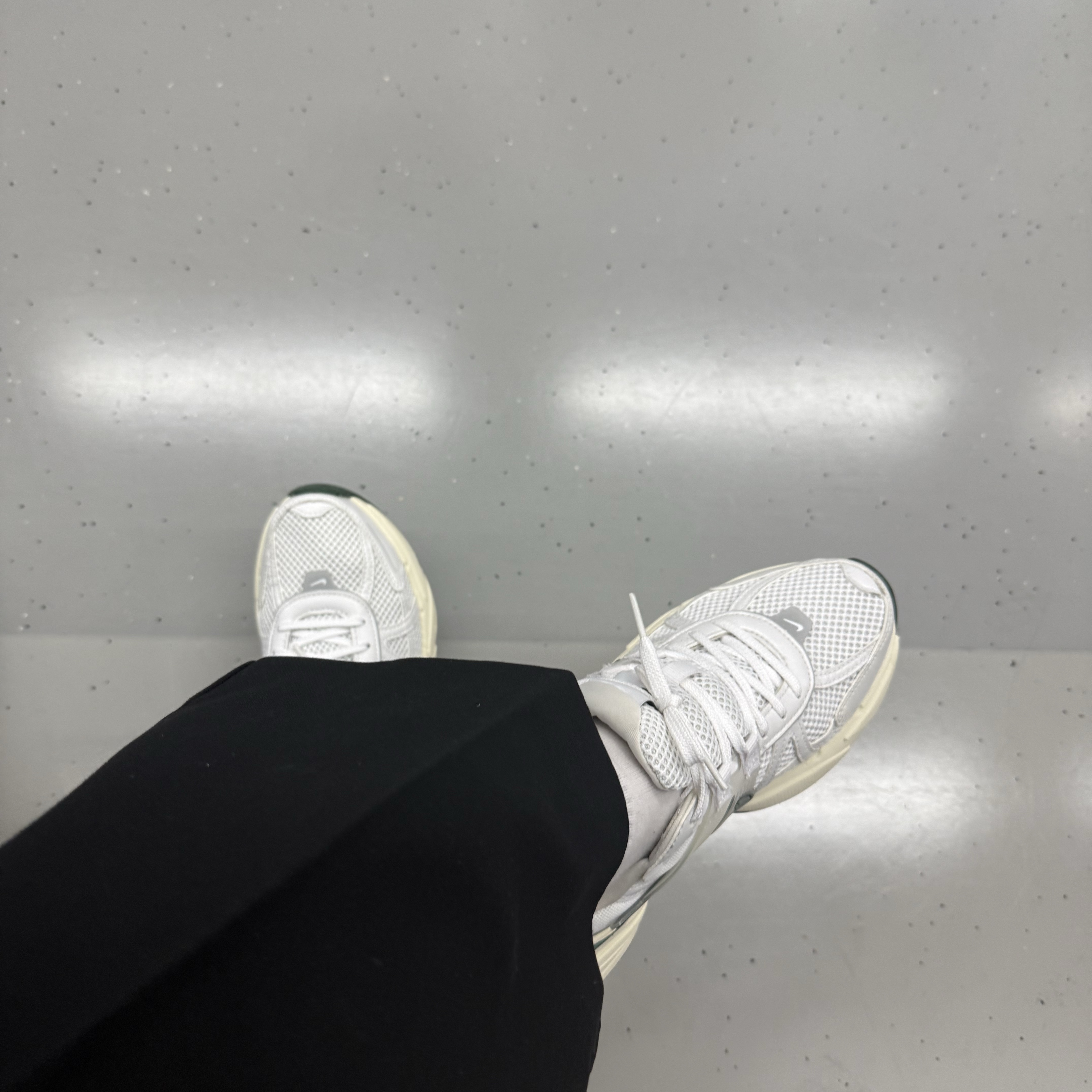 Nike V2K Run White Fir 착용 스타일