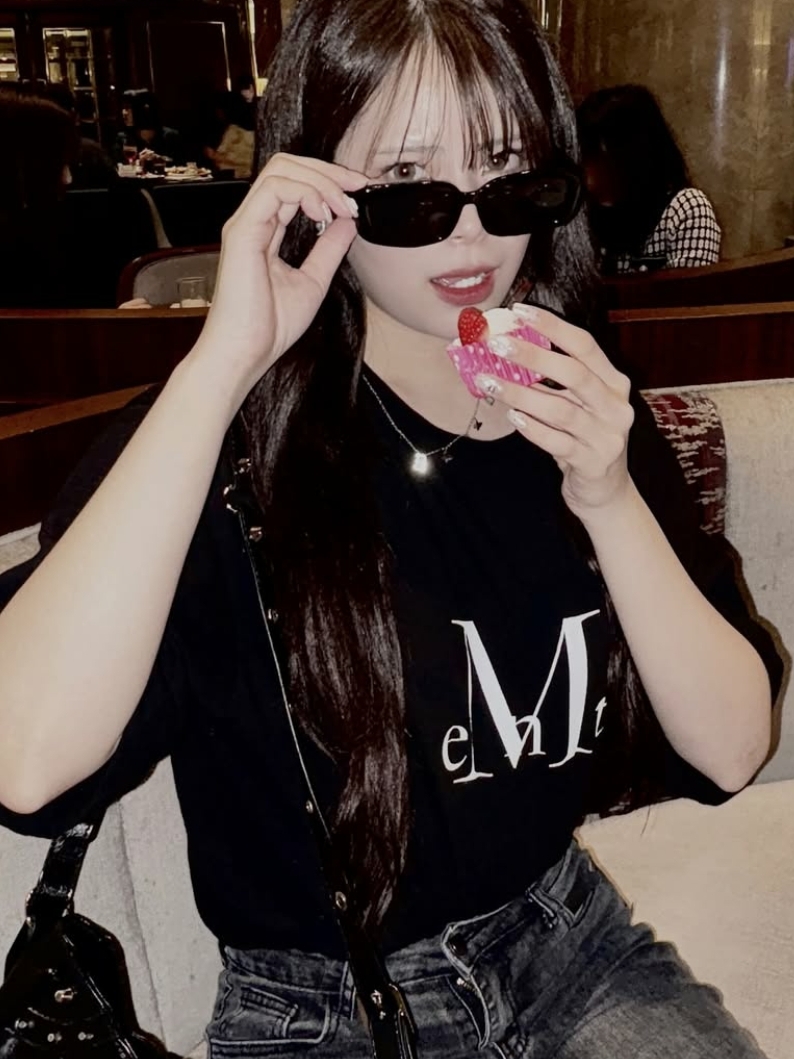 MUCENT Main Symbol Signature Logo Half T Black 착용 스타일 - 2