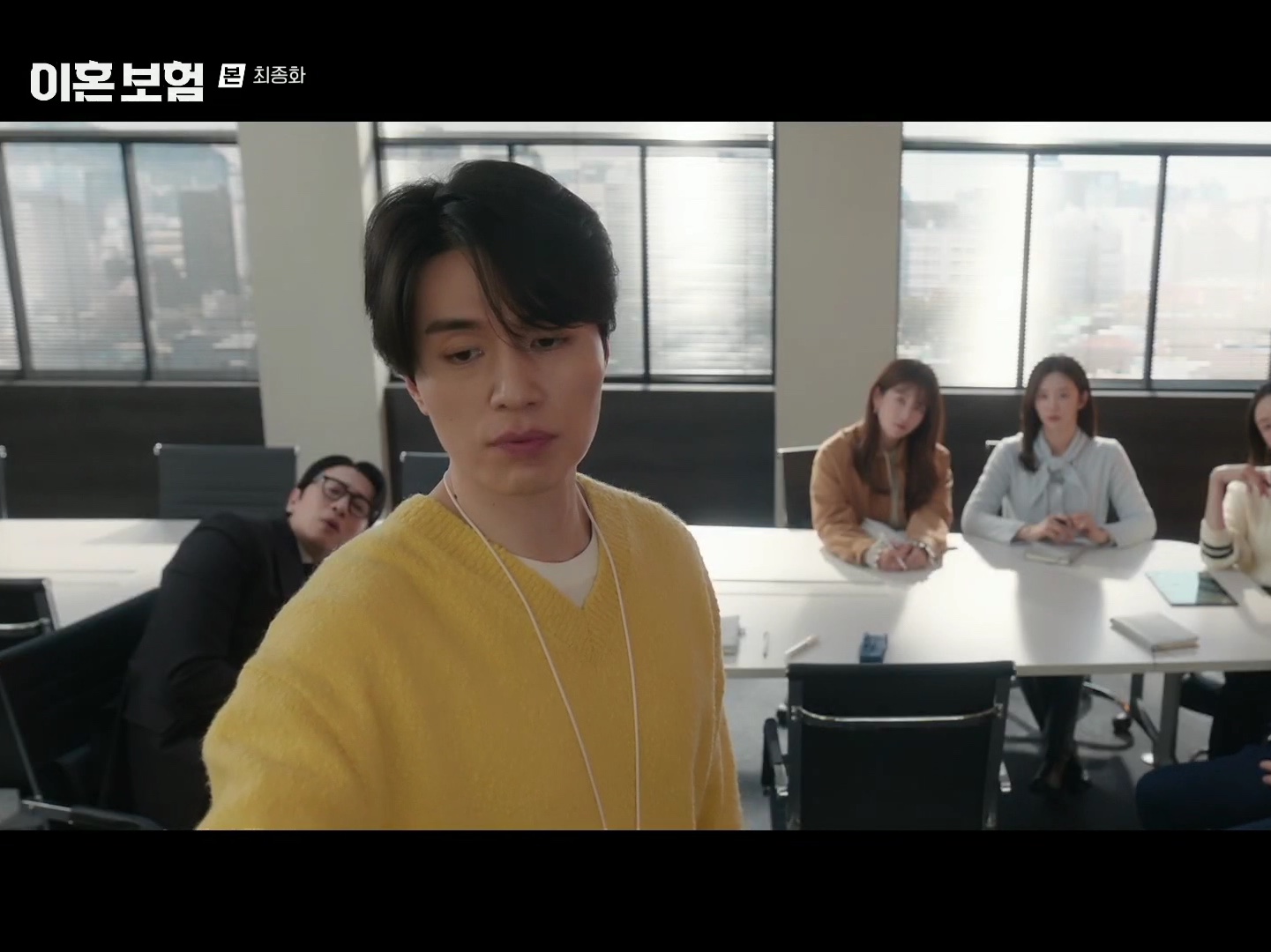 STU Casentino V-Neck Knit Yellow 착용 스타일 - 4