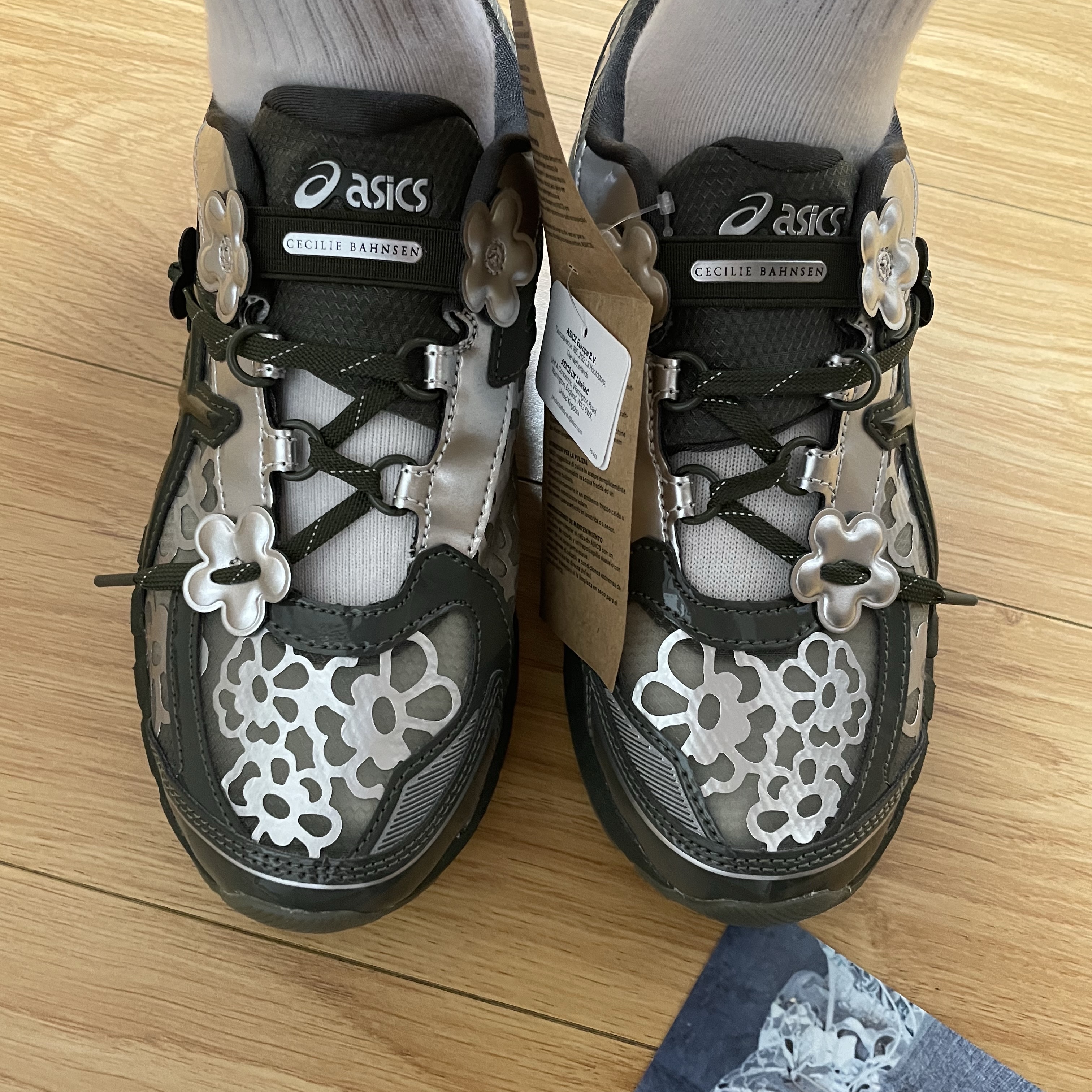 Asics x Cecilie Bahnsen Gel-Kayano 20 Olive 착용 스타일 - 1