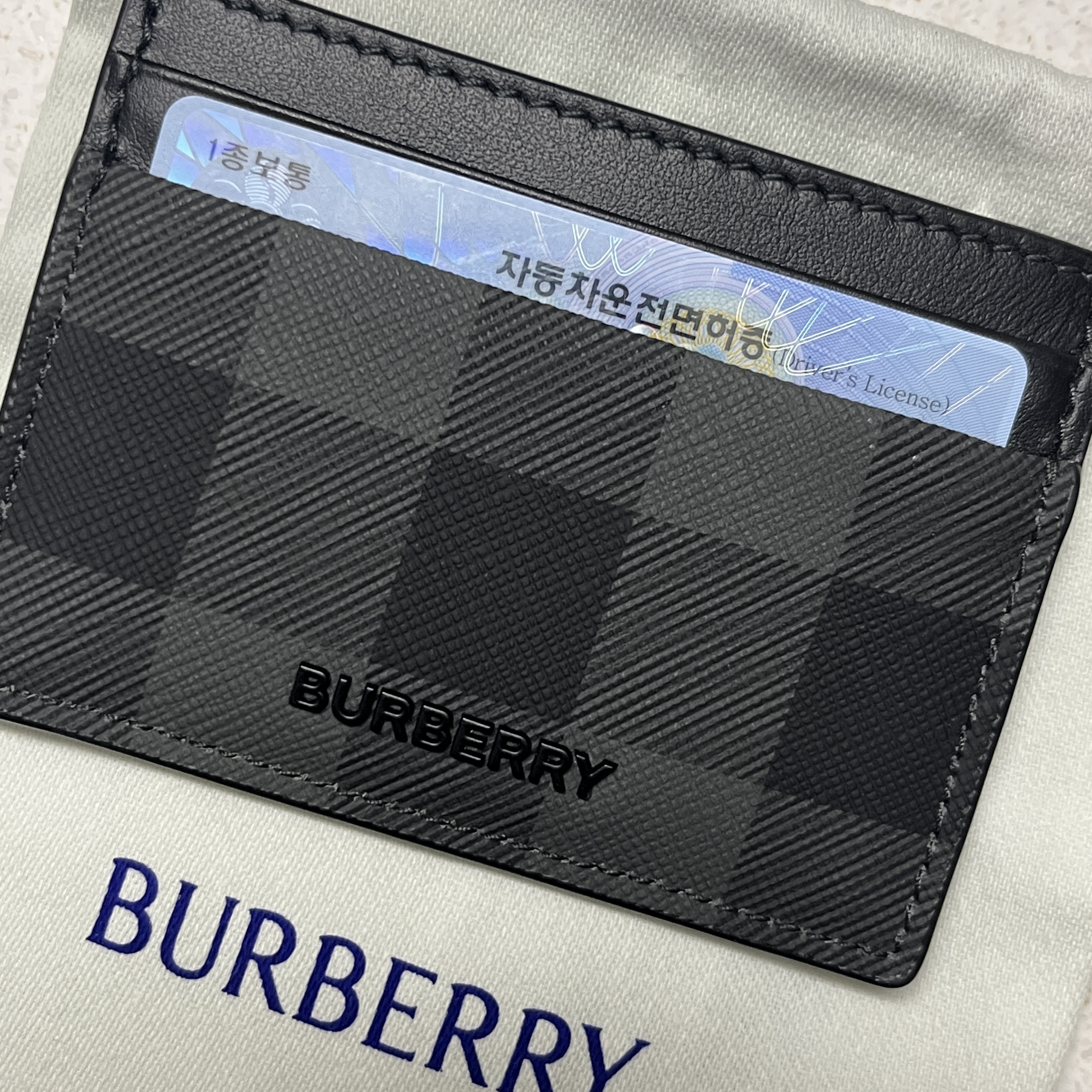 Burberry Check Leather Card Case Charcoal 착용 스타일