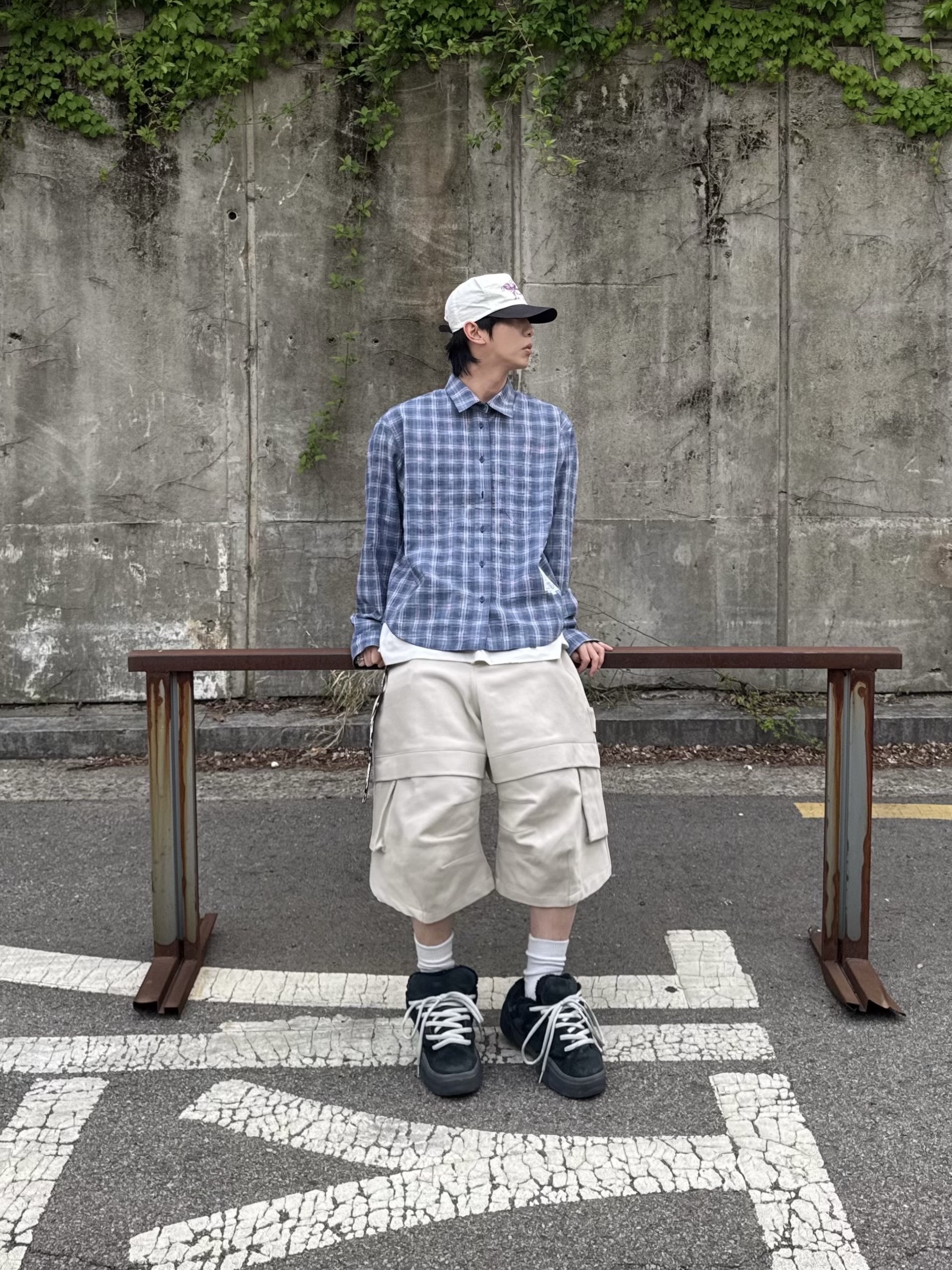 Kamien Titan Bermuda Pants Light Beige, ERL Vamp Skate Shoe Pirate Black 착용 스타일 - 5