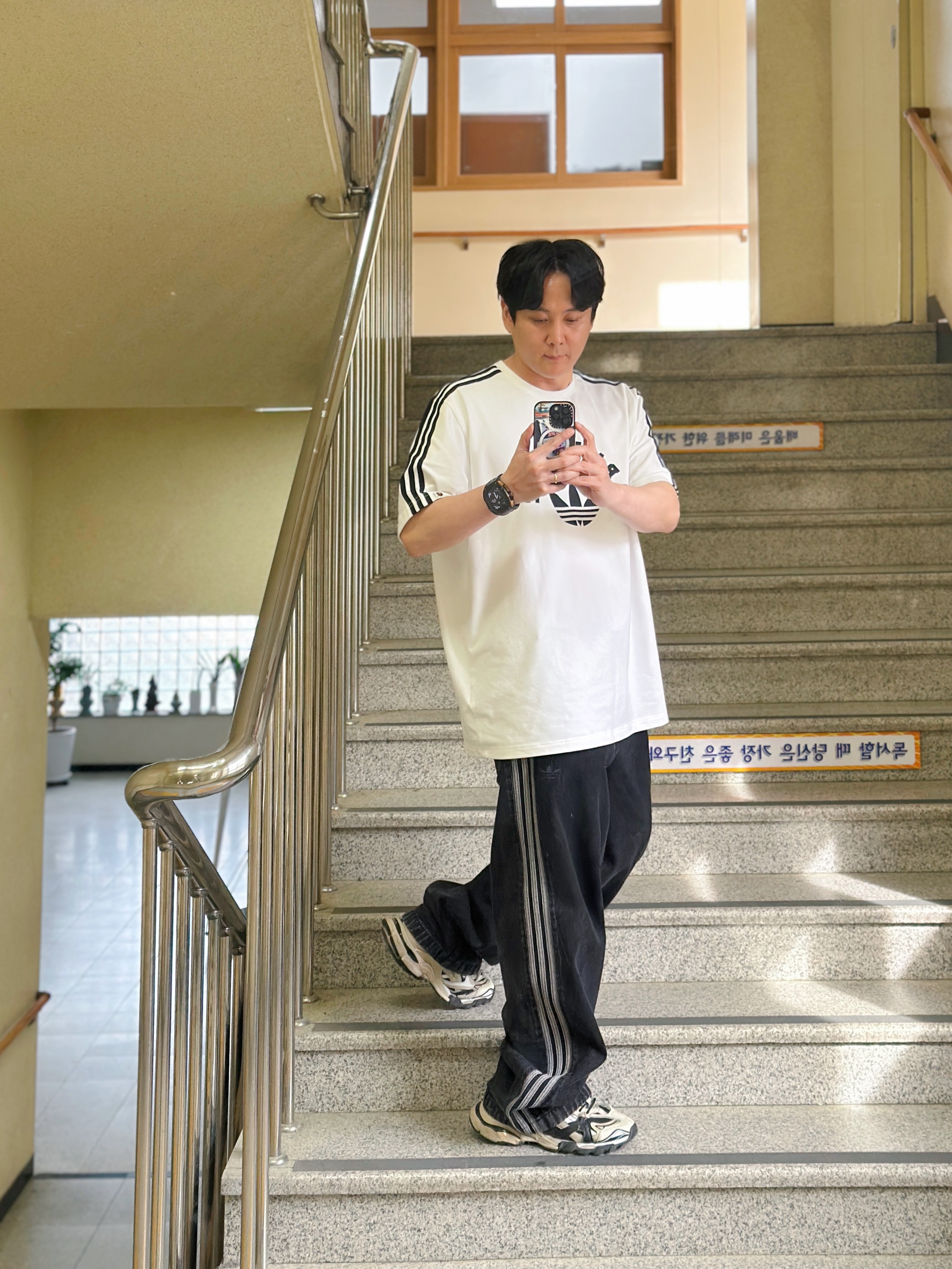 Adidas x BAPE T-Shirt White - KR Sizing, Adidas Adicolor Denim Firebird Pants True Black Denim - KR Sizing 착용 스타일 - 2