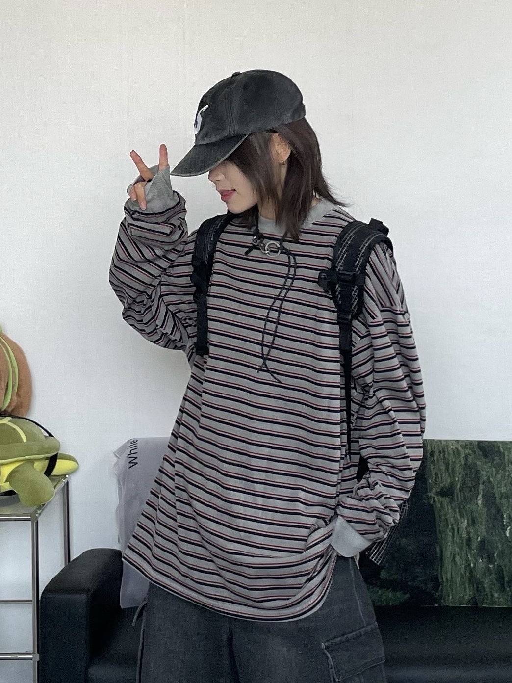 Supreme Pigment Canvas S Logo 6-Panel Black - 23SS, Asics Unlimited Gel-Kayano 14 Carrier Grey Black 착용 스타일 - 3
