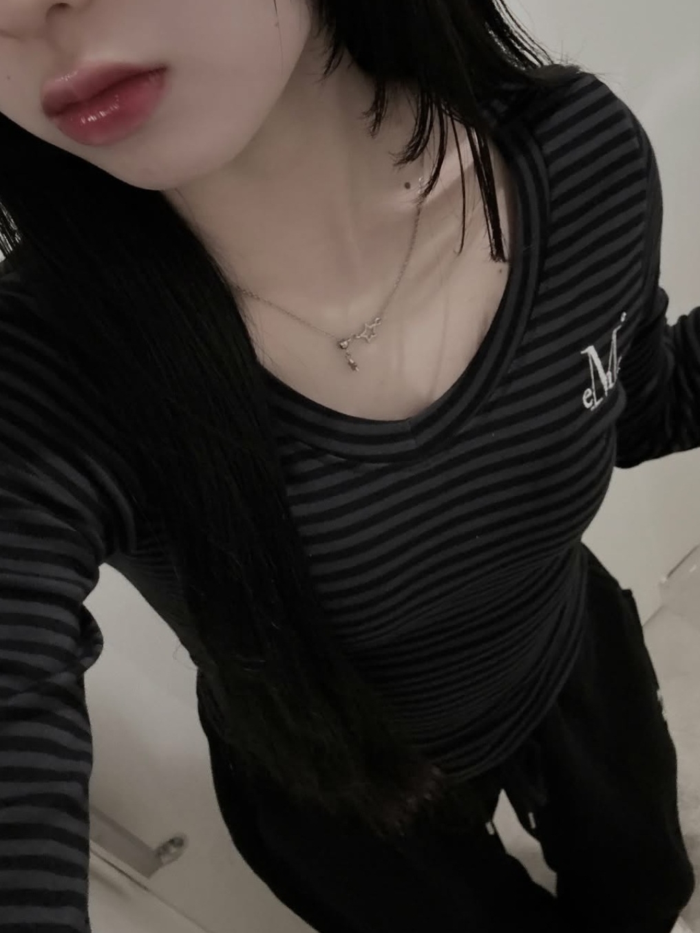 MUCENT Emma V-Neck Stripe Long Sleeve T Charcoal-Black 착용 스타일 - 1
