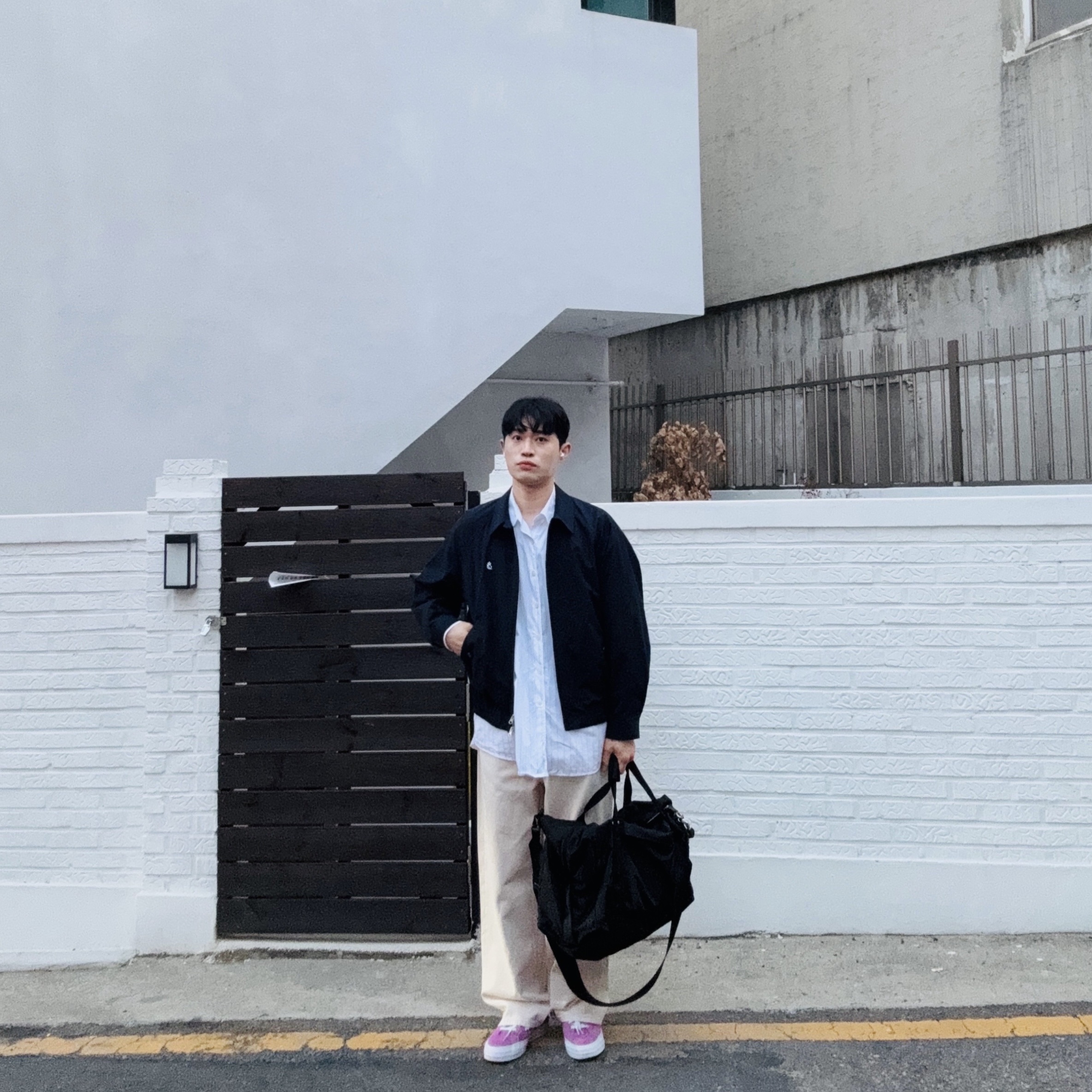 Our Legacy Borrowed Shirt Blue Sapphire Pinstripe, Converse One Star Pro Flower Light Orchid 착용 스타일 - 1