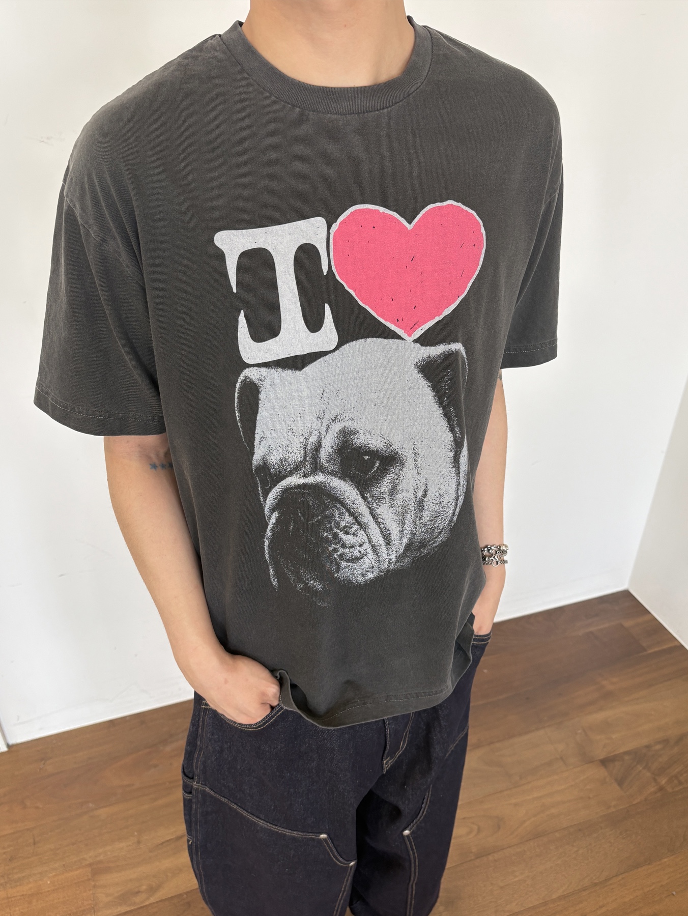Suade Bulldog Tee Pigment Black 착용 스타일