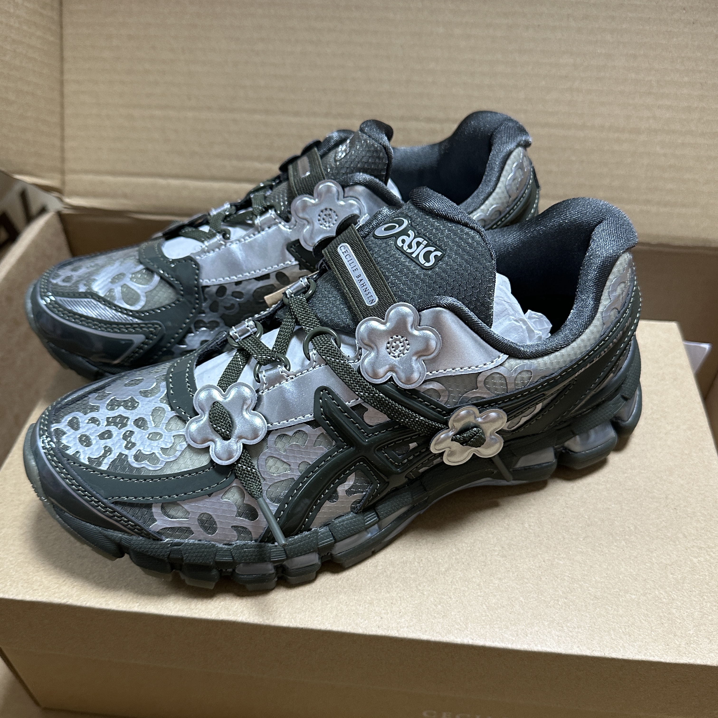 Asics x Cecilie Bahnsen Gel-Kayano 20 Olive 착용 스타일 - 1