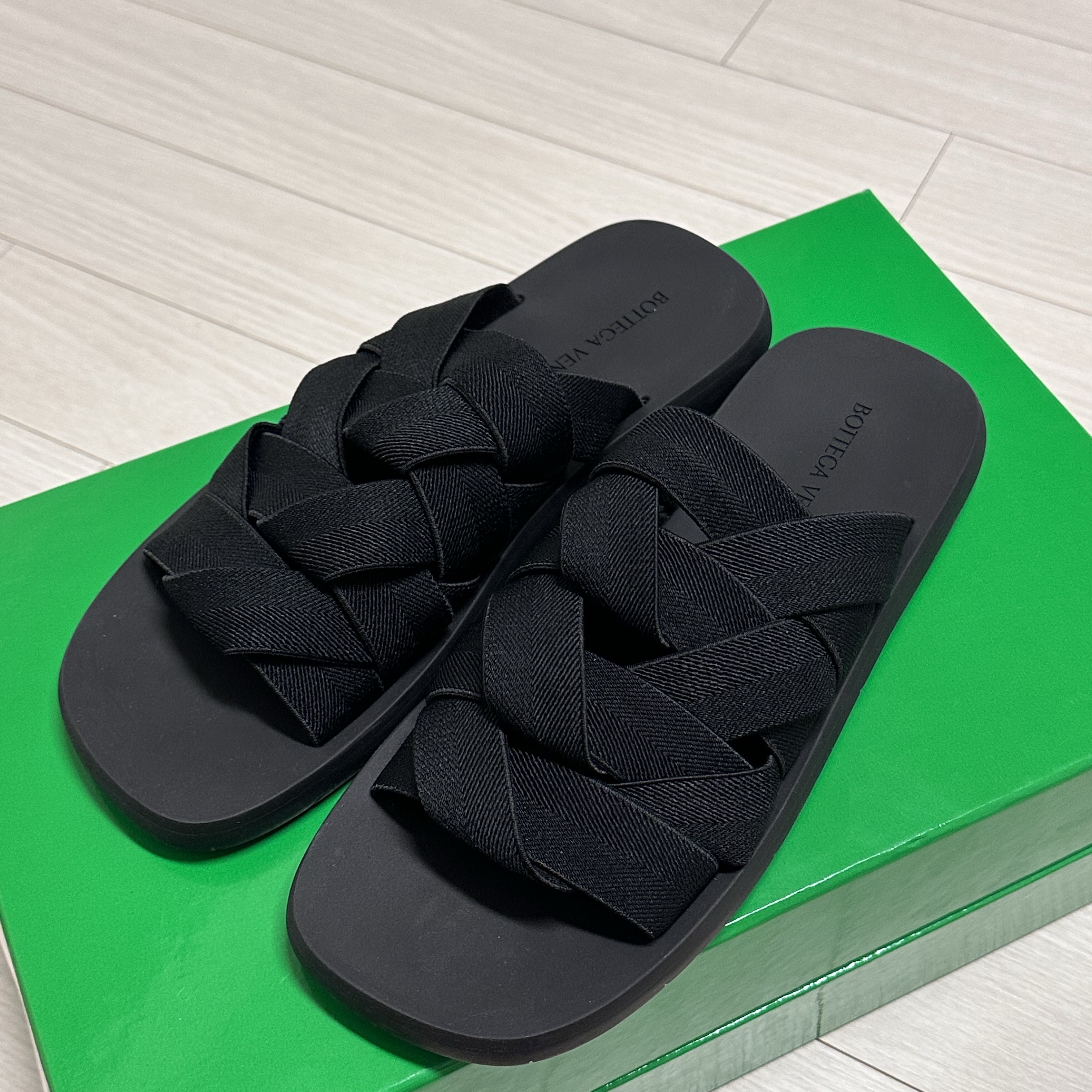 Bottega Veneta Plat Mule Black 착용 스타일
