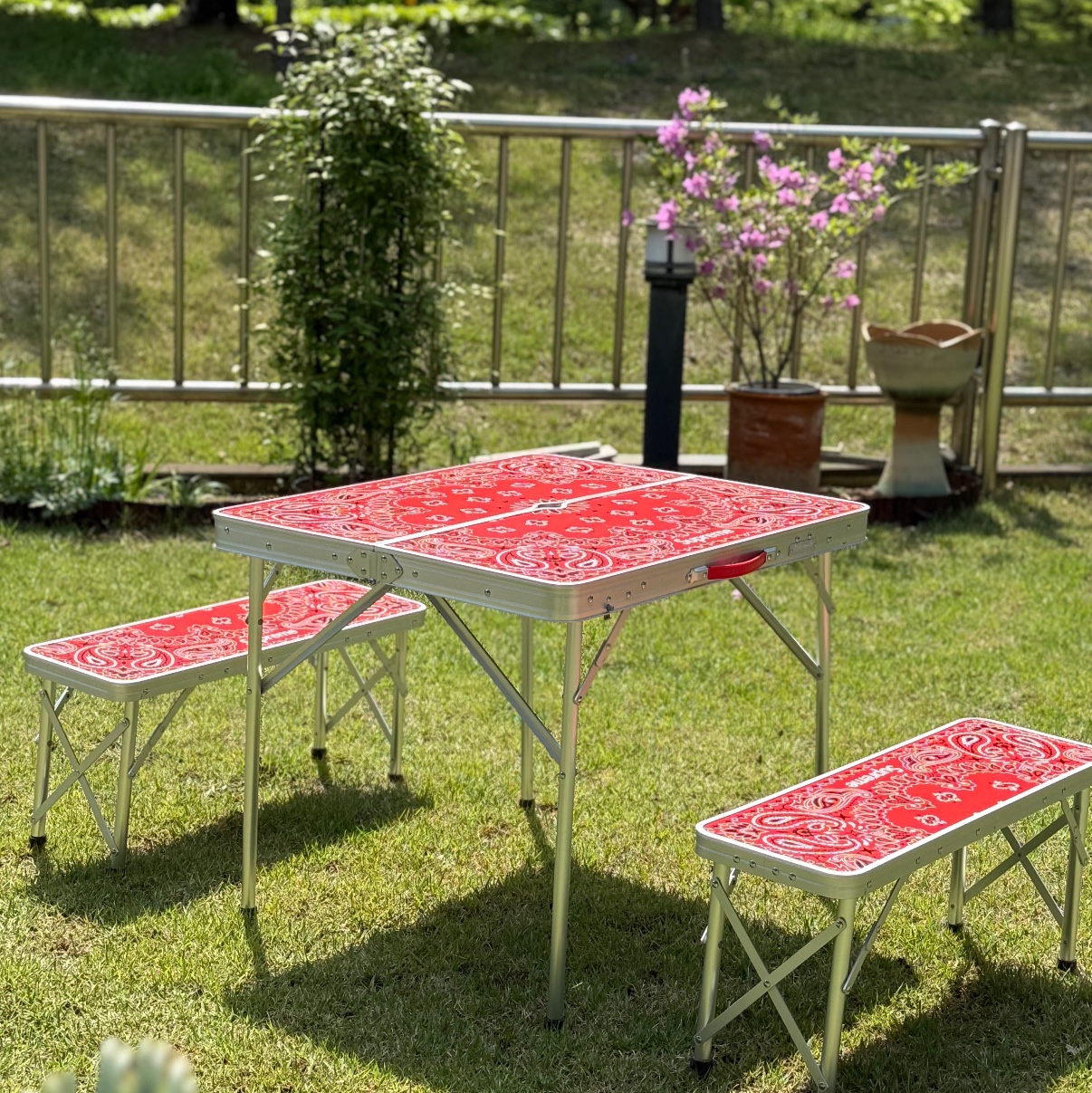Supreme x Coleman Folding Table Set Red - 24SS 착용 스타일 - 3
