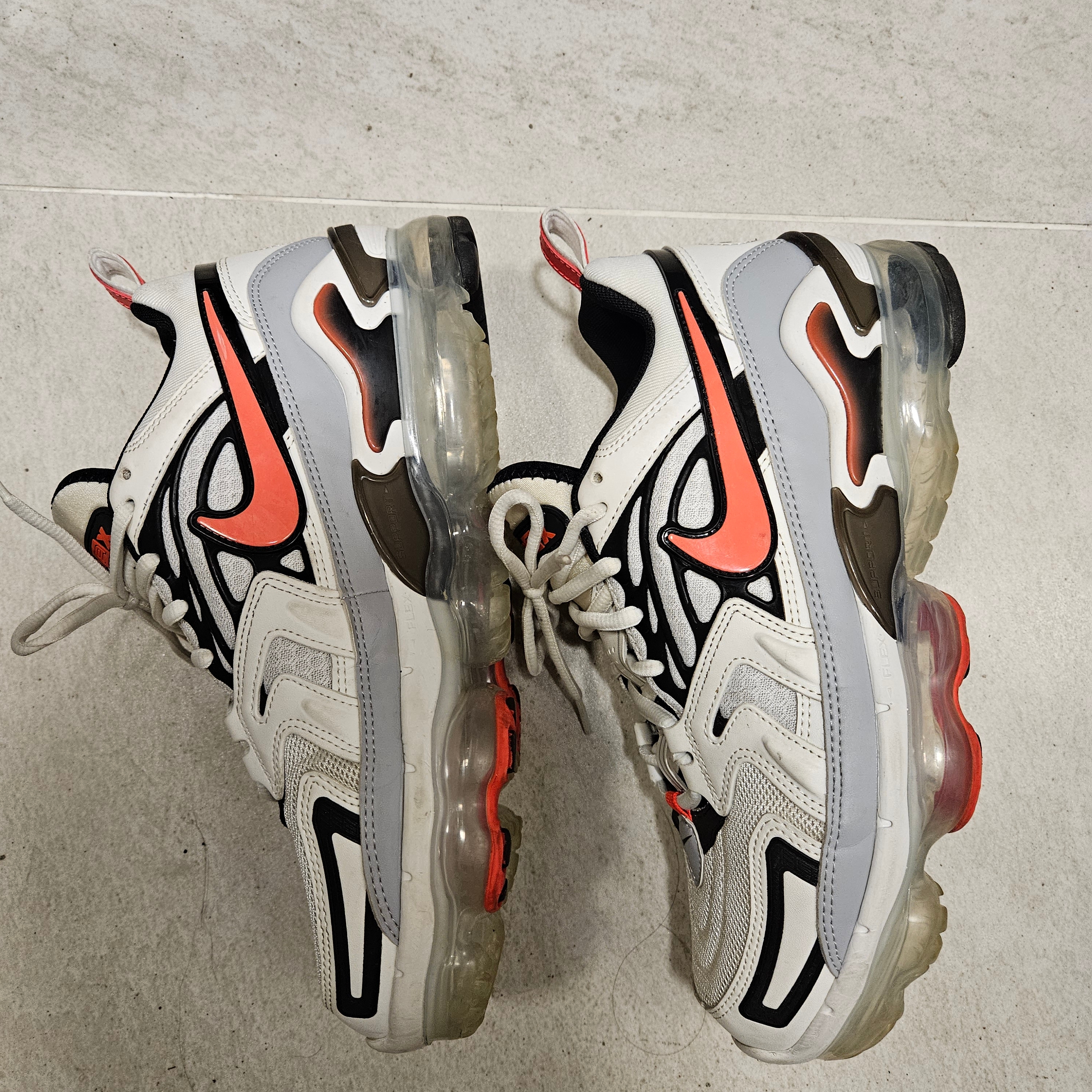 Nike Air VaporMax EVO Summit White Bright Crimson 착용 스타일