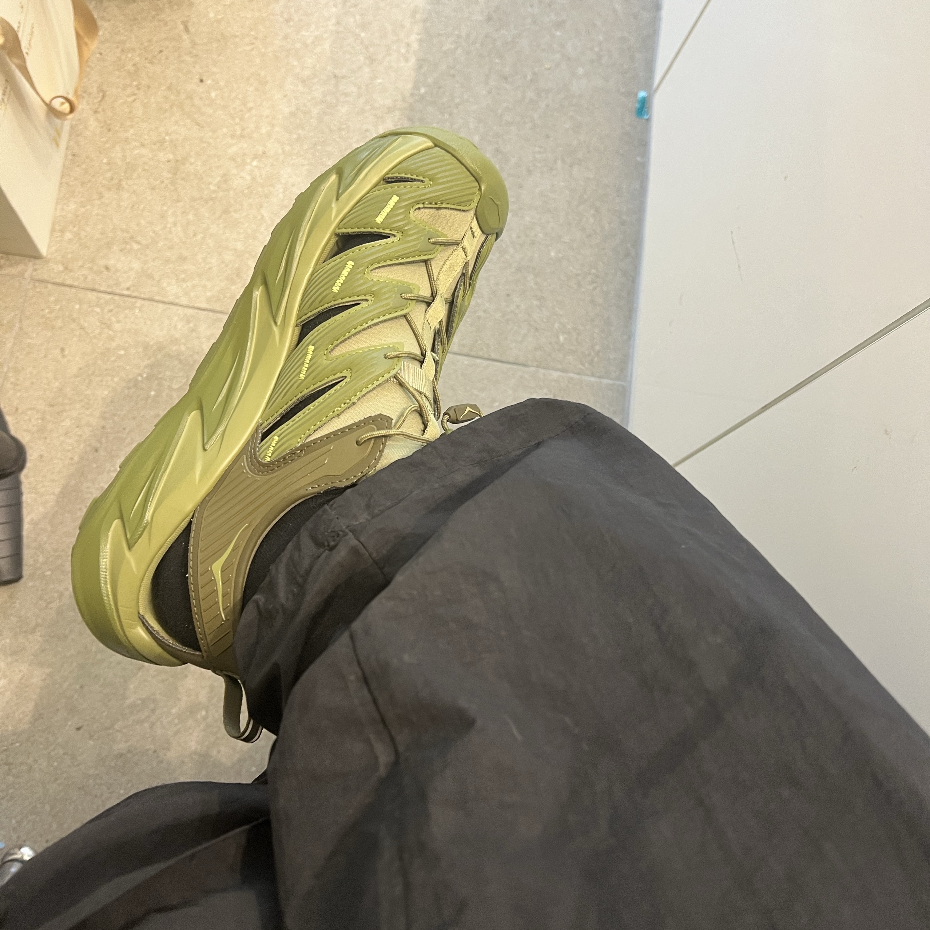 Hoka Hopara Forest Floor Fennel 착용 스타일 - 3