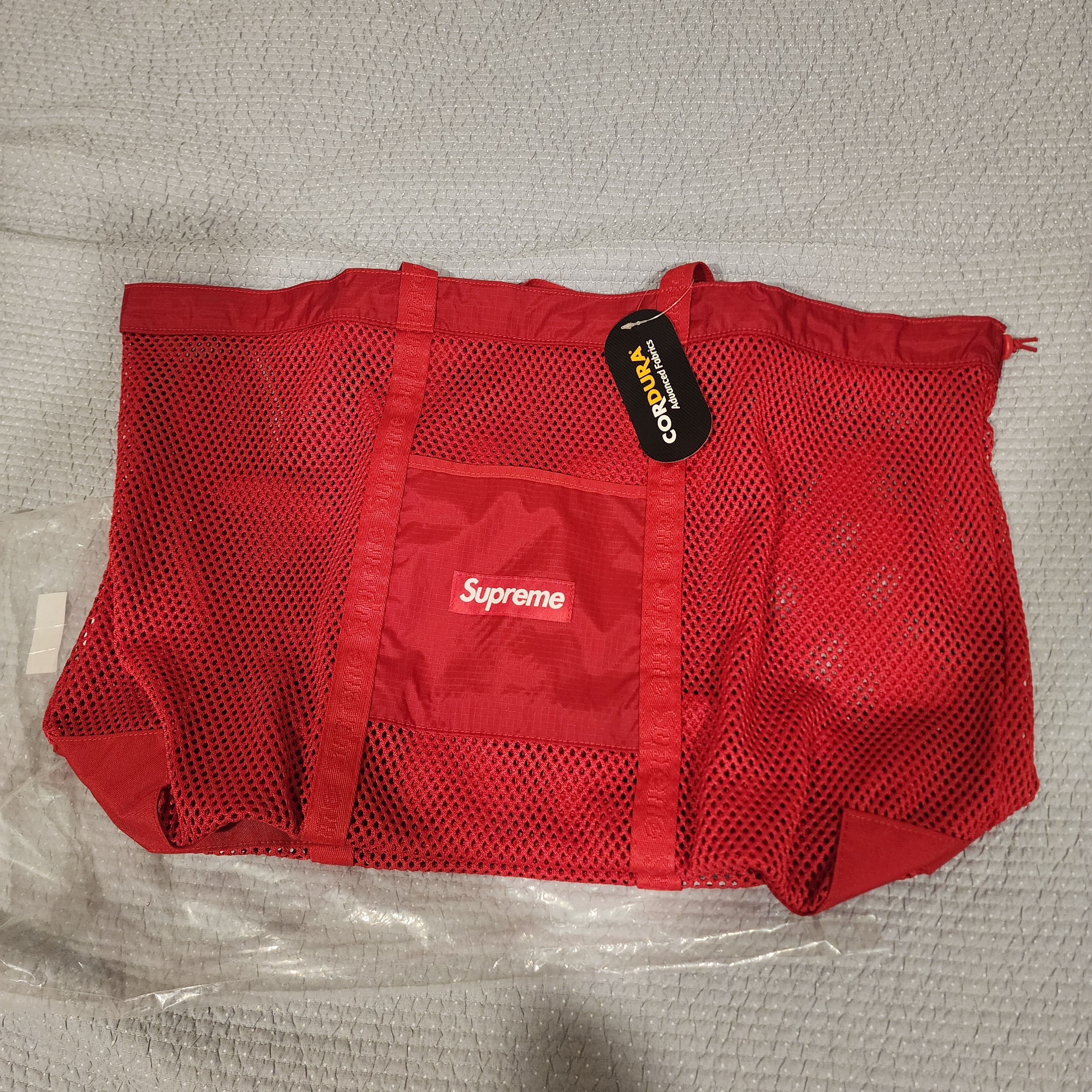 Supreme Mesh Tote Bag Red - 25SS 착용 스타일 - 1
