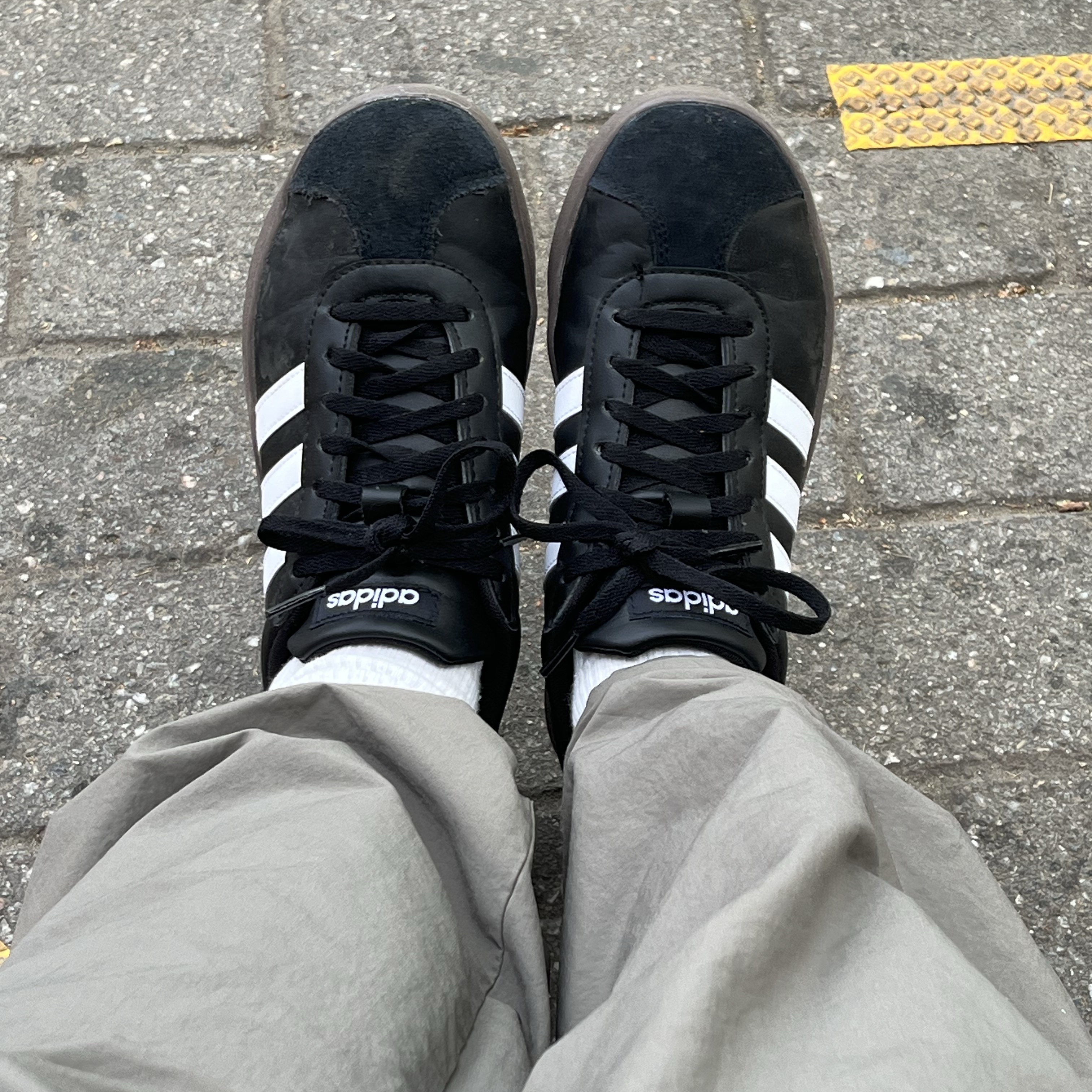 Adidas VL Court Base Core Black Cloud White 착용 스타일 - 1