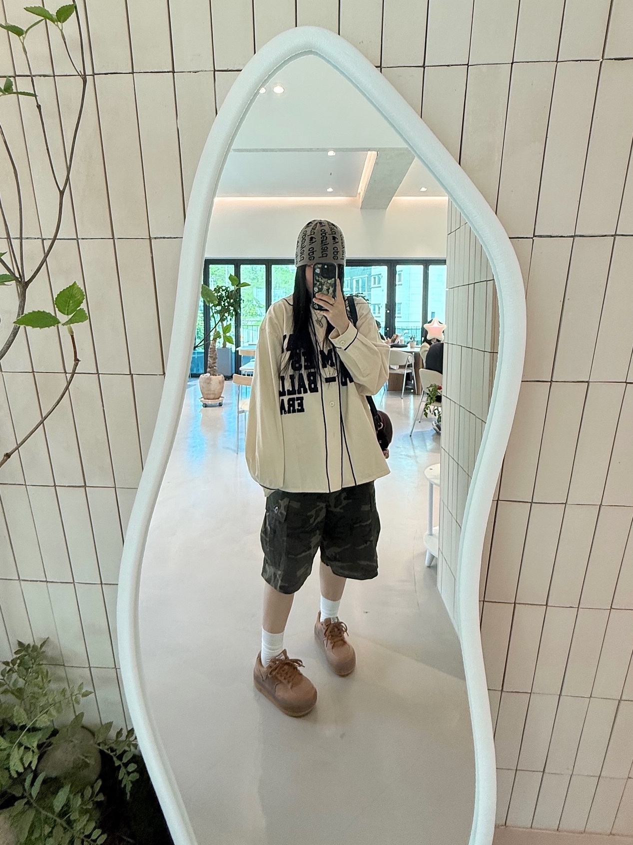 BAPE Baby Milo Plush Cross Bag Brown 착용 스타일