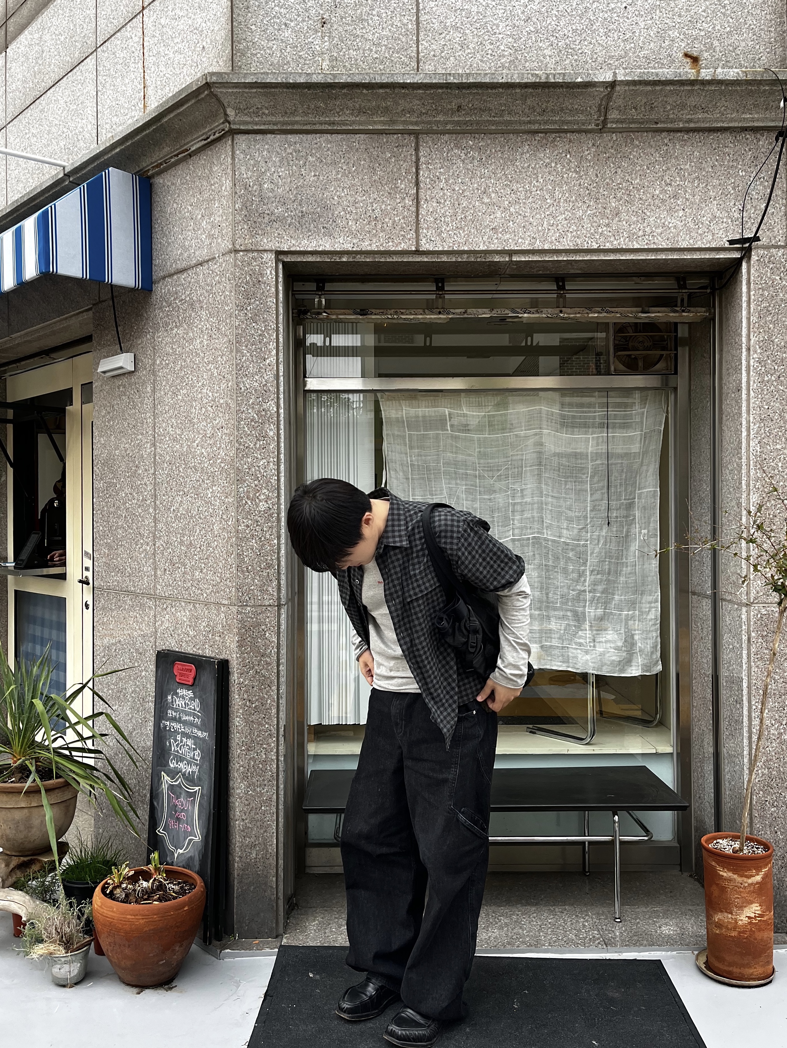 noun Side Line Cargo Denim Pants Black 착용 스타일 - 2