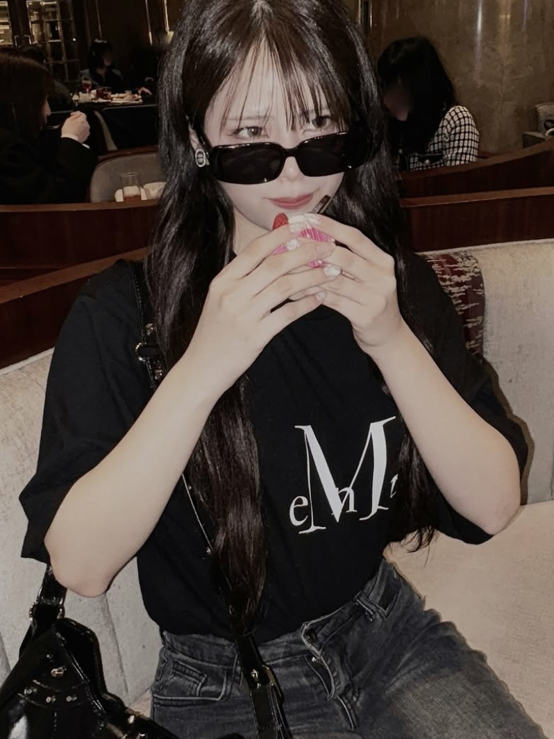 MUCENT Main Symbol Signature Logo Half T Black 착용 스타일 - 1