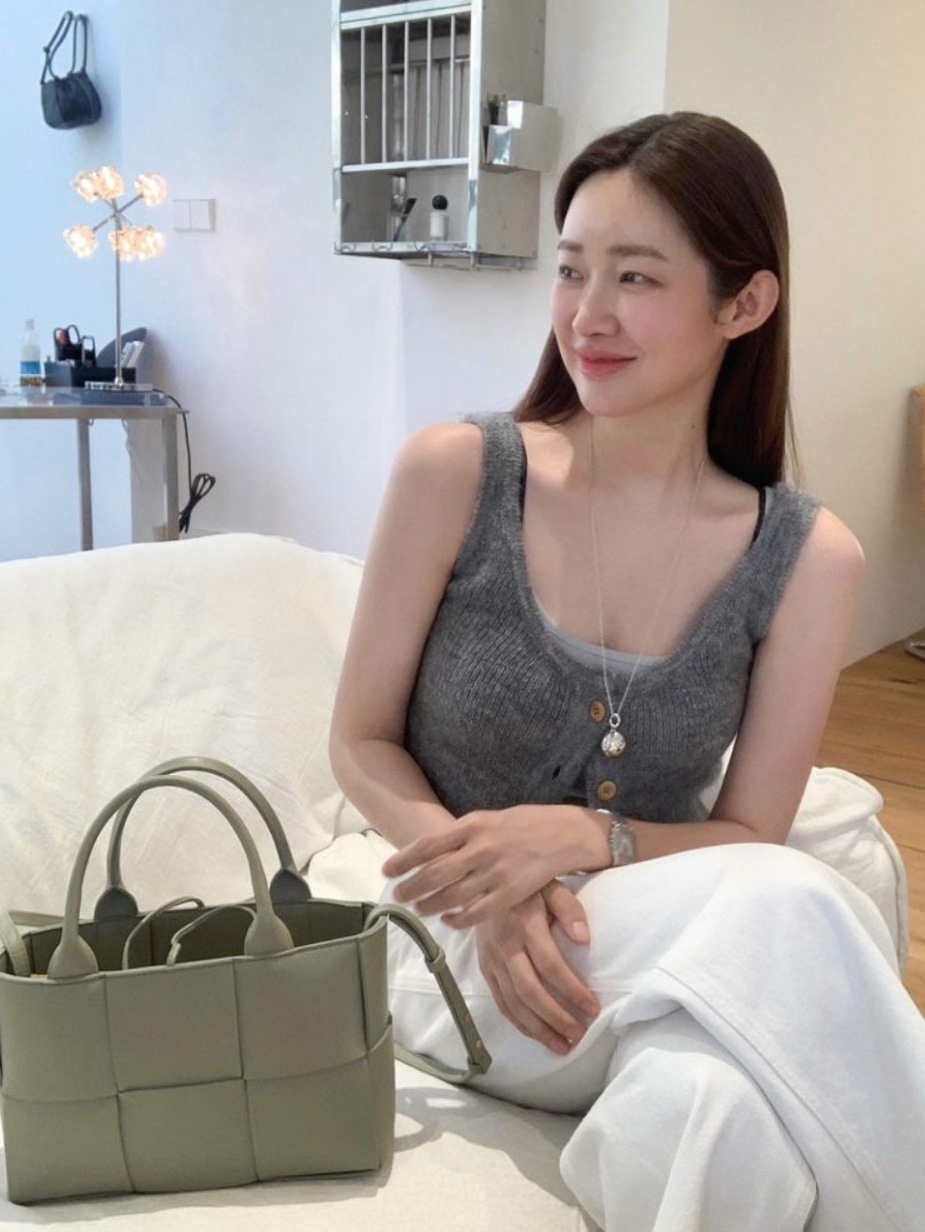 Bottega Veneta Mini Arco Tote Bag Taupe 착용 스타일 - 2