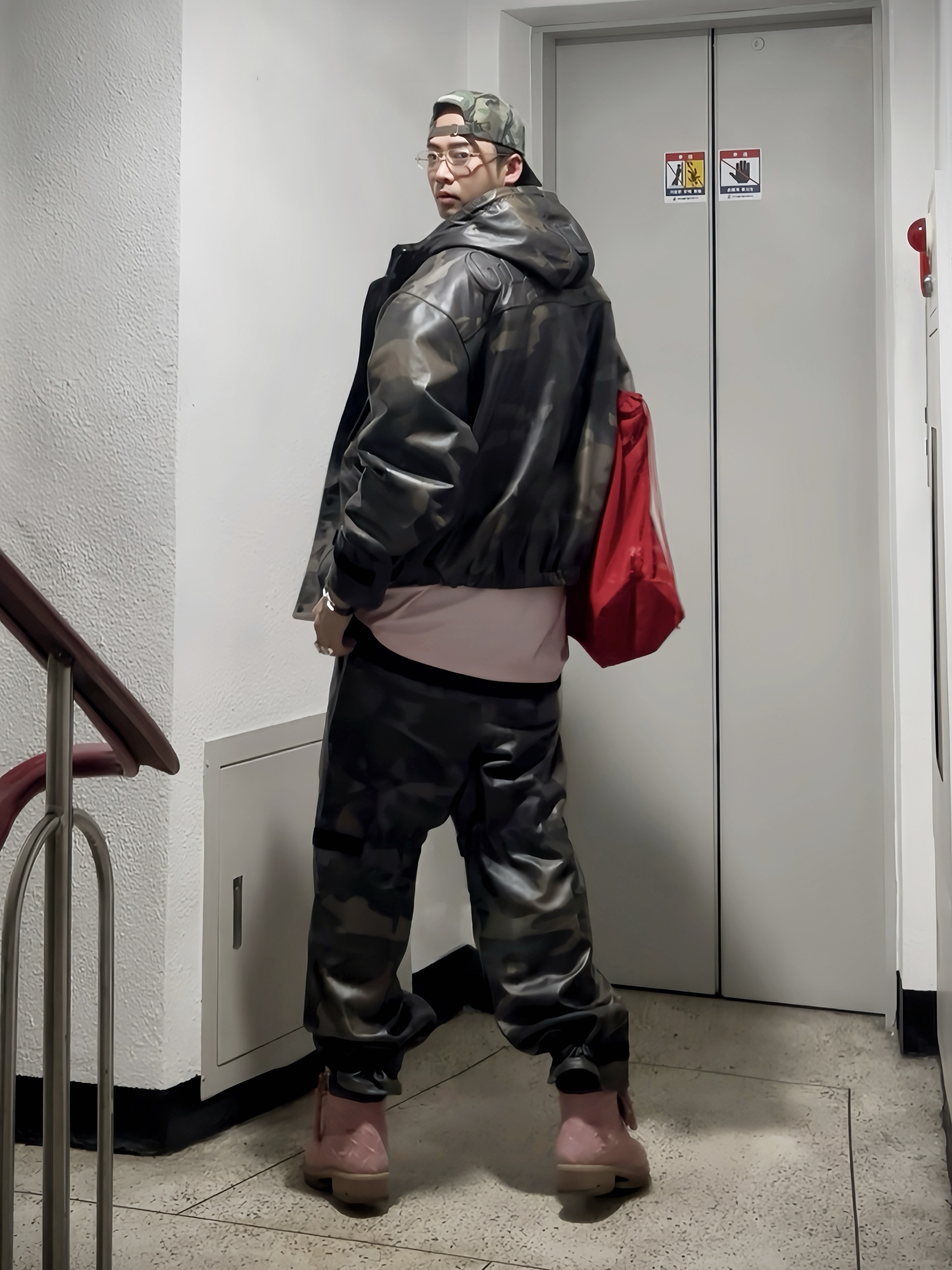 Supreme Pigment Print S Logo 6-Panel Woodland Camo - 20SS, Supreme x Marithe Francois Girbaud Hooded Leather Flight Bomber Jacket Woodland Camo - 25SS 착용 스타일 - 2