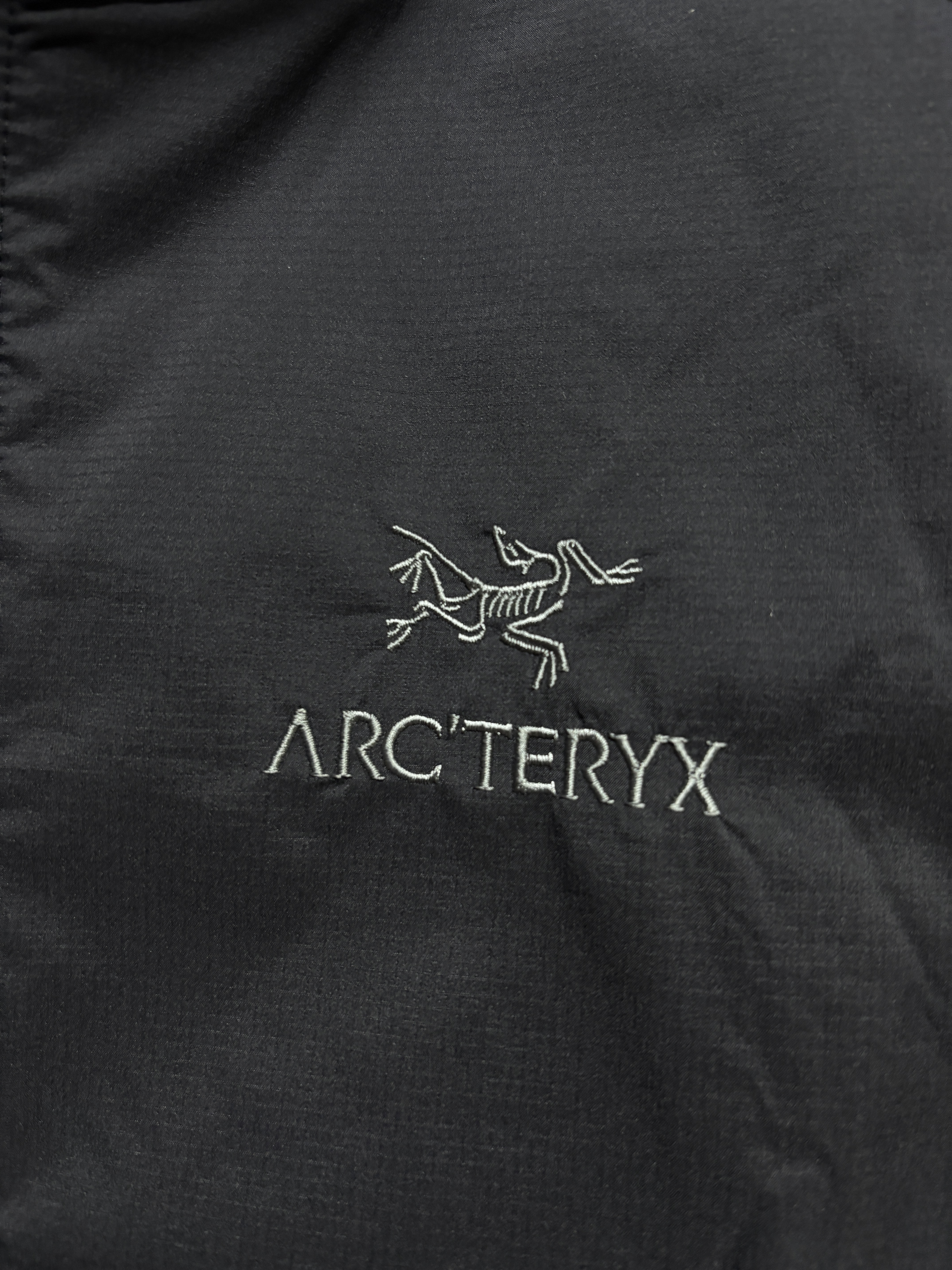 Arc'teryx Atom Jacket Black, Maison Kitsune Fox Head Patch Polo Black 착용 스타일 - 2