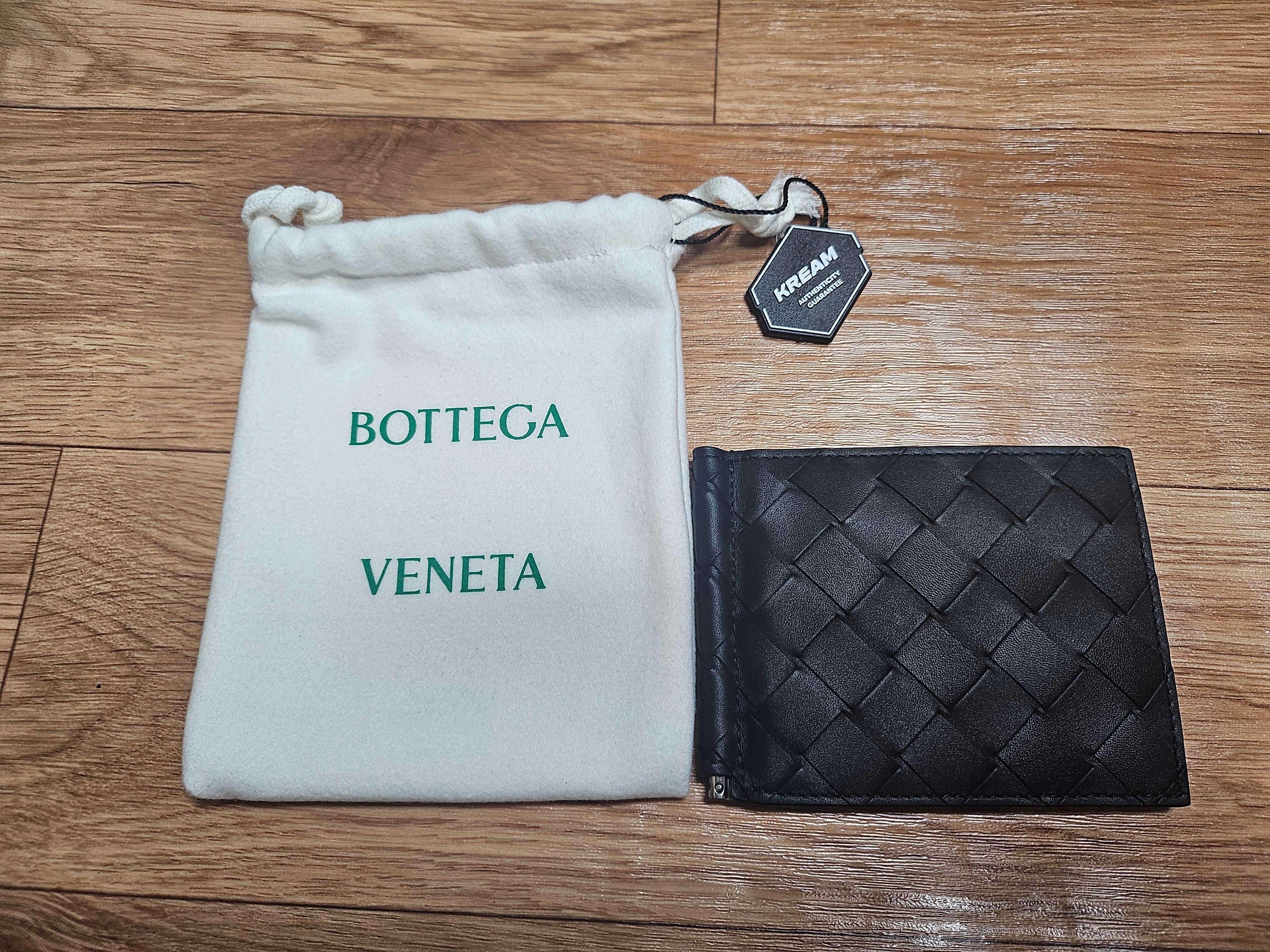 Bottega Veneta Intrecciato Bill Clip Wallet Black 착용 스타일 - 2