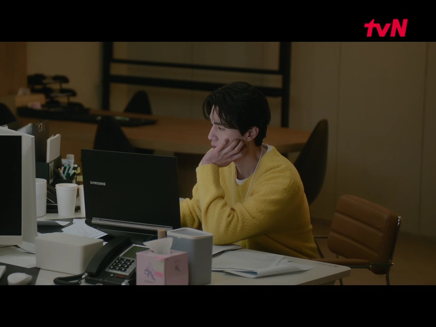 STU Casentino V-Neck Knit Yellow 착용 스타일 - 1