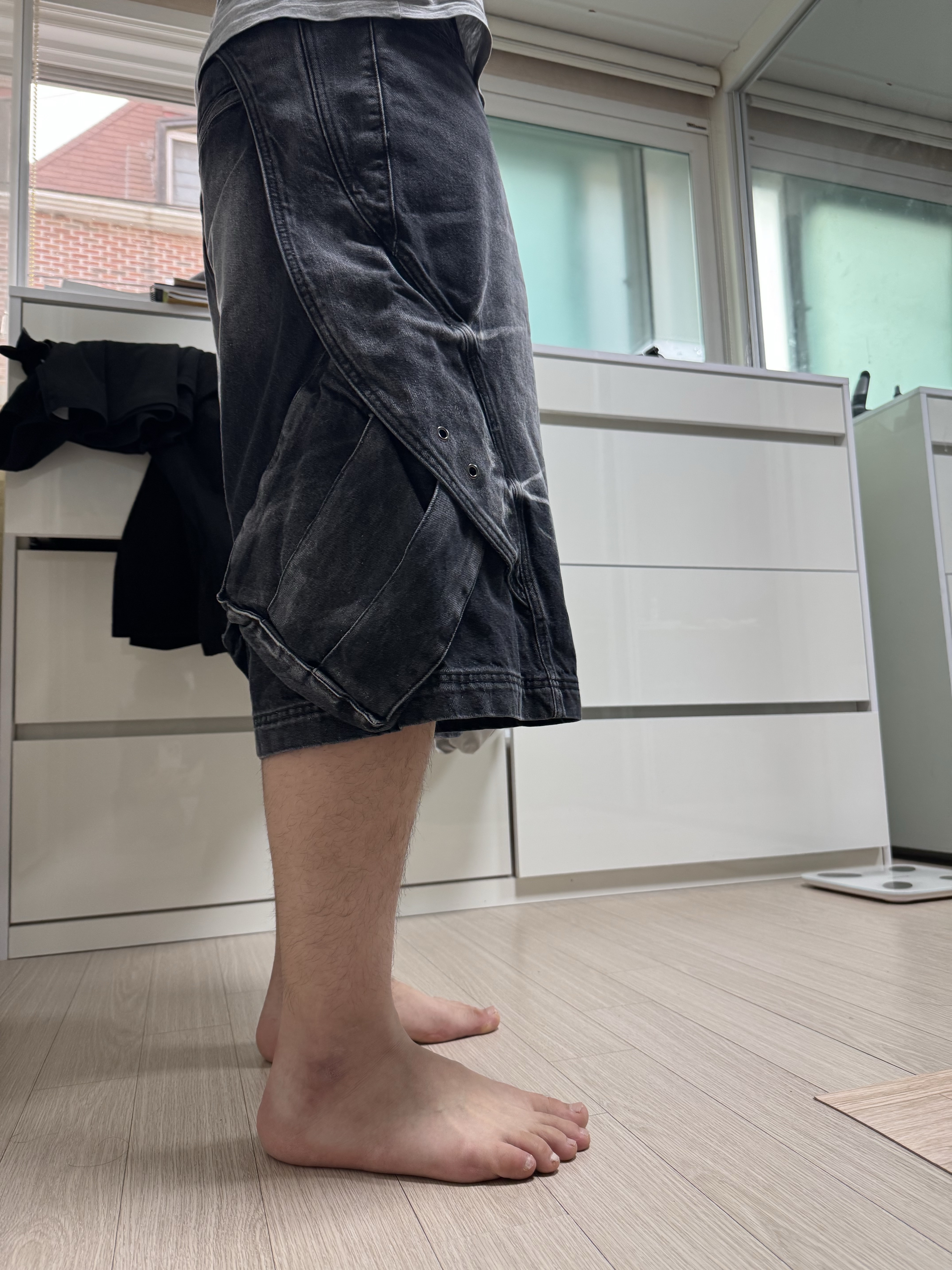 BLR Curved Cover Cargo Bermuda Washing Denim Pants Black 착용 스타일 - 3
