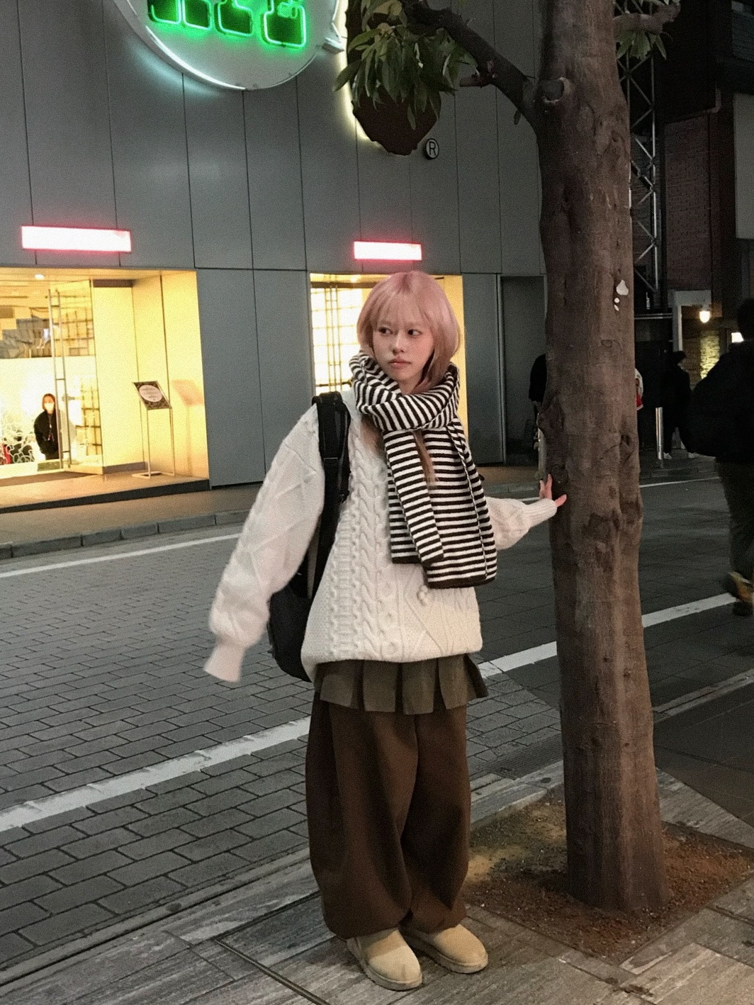 (W) UGG Classic Mini II Boots Sand 착용 스타일 - 3