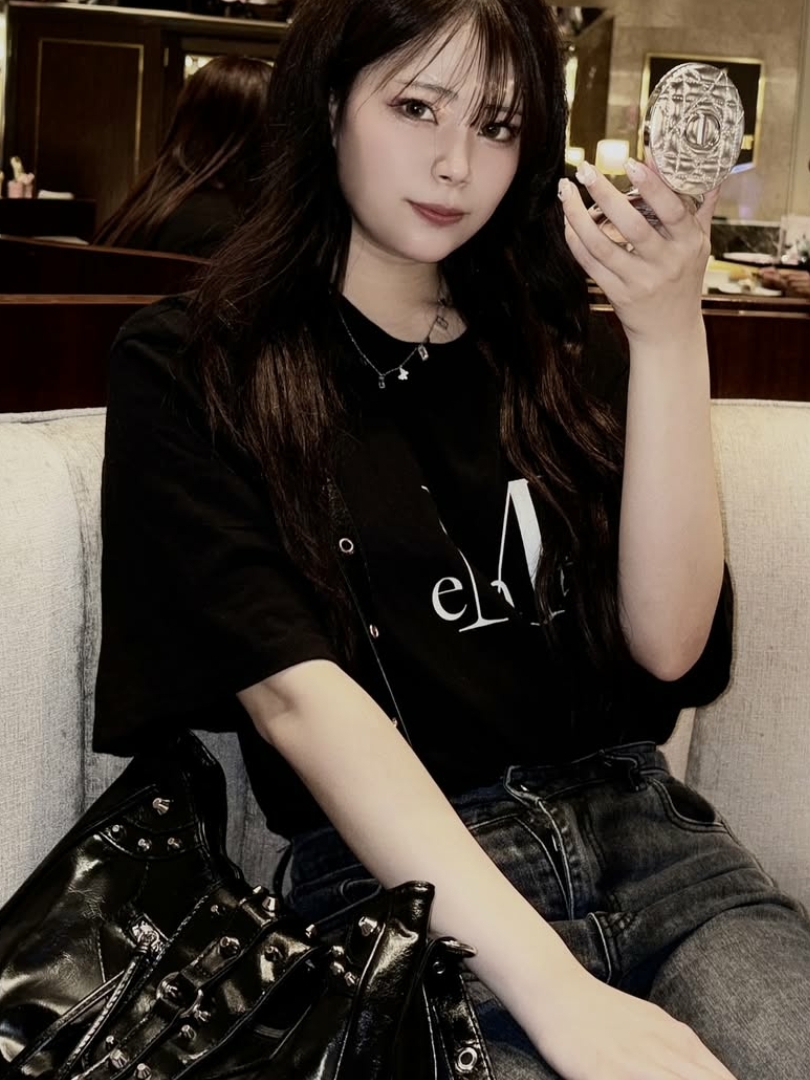 MUCENT Main Symbol Signature Logo Half T Black 착용 스타일 - 3