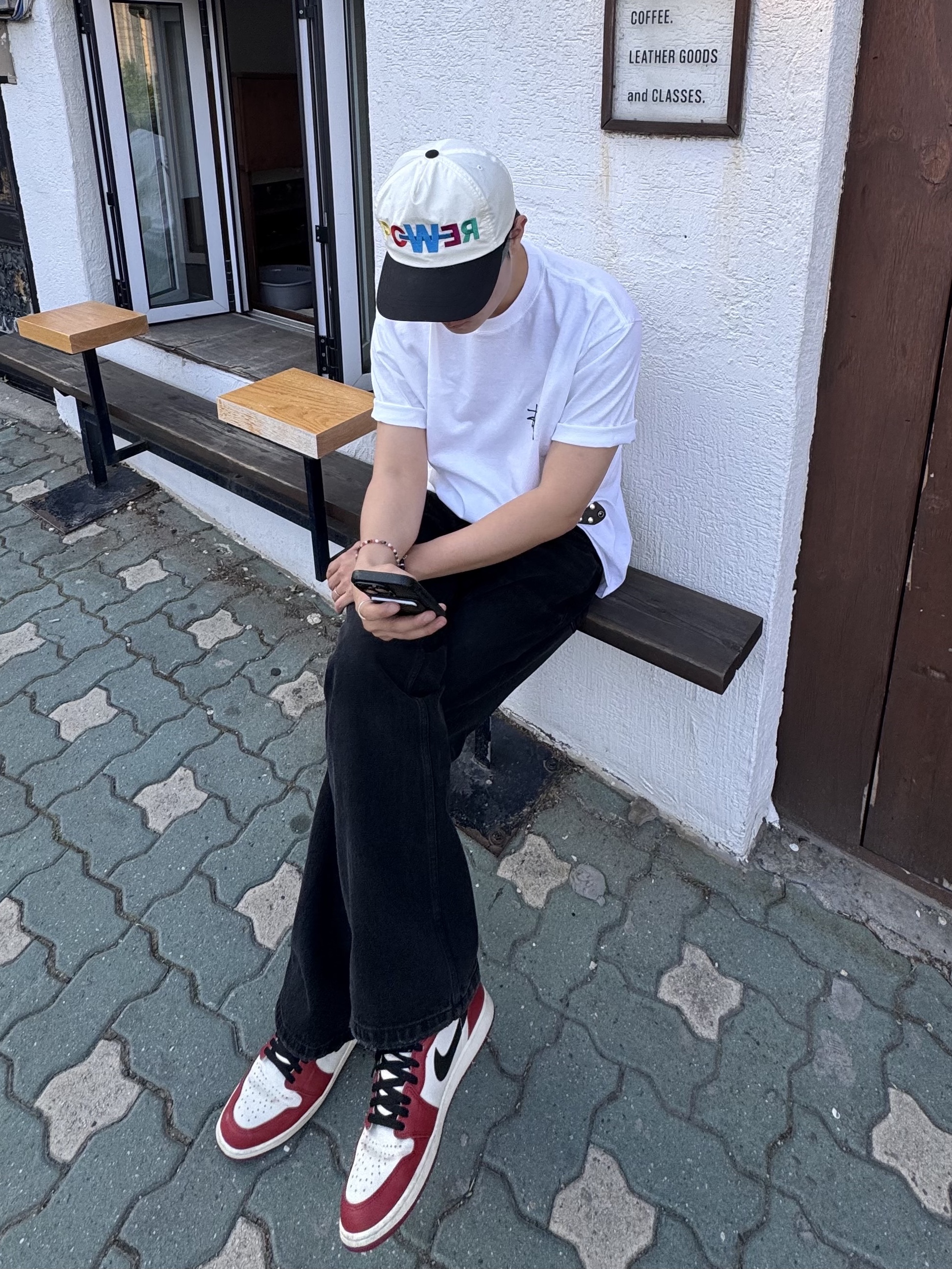 G-DRAGON Power Ball Cap White, Stussy Basic Stussy T-Shirt White 2024, 2025 착용 스타일 - 1