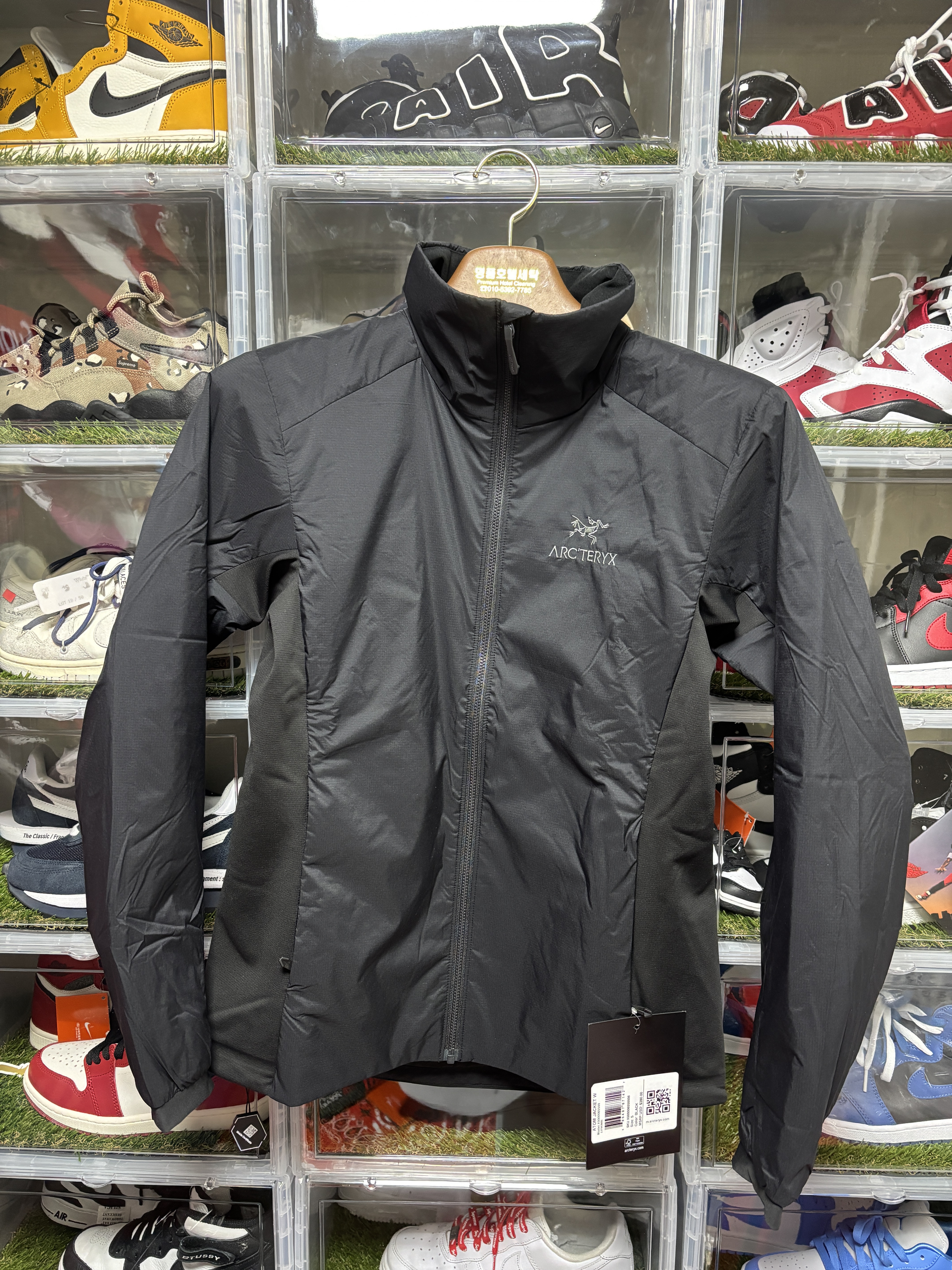 Arc'teryx Atom Jacket Black, Maison Kitsune Fox Head Patch Polo Black 착용 스타일 - 1