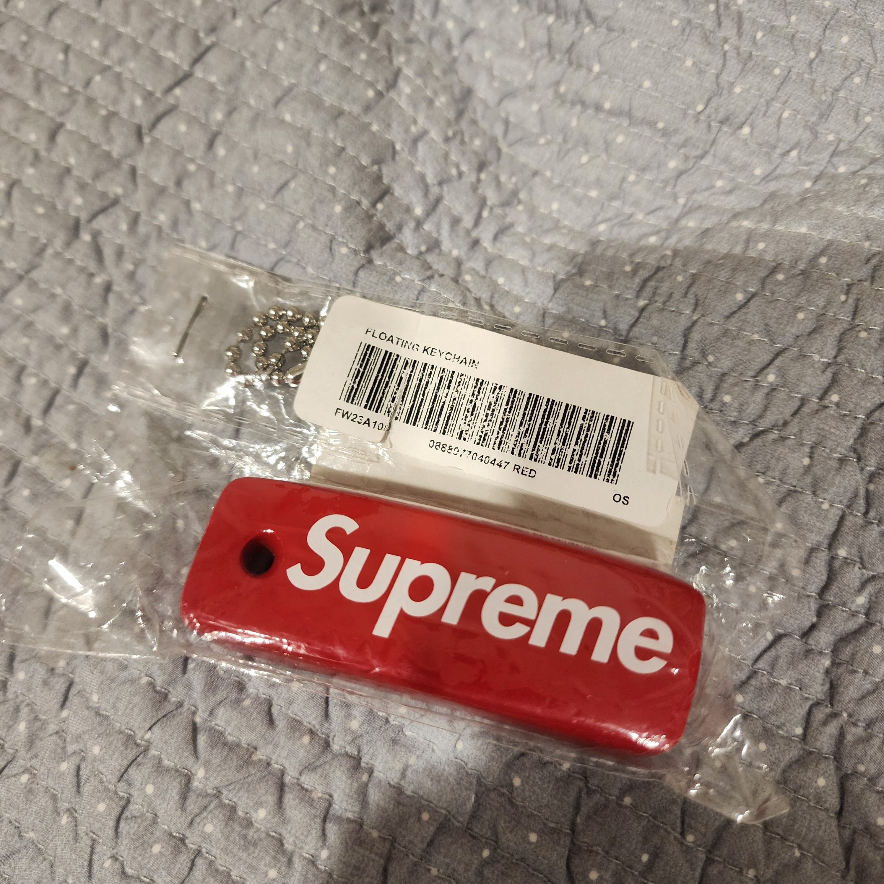 Supreme Floating Keychain Red - 23FW 착용 스타일