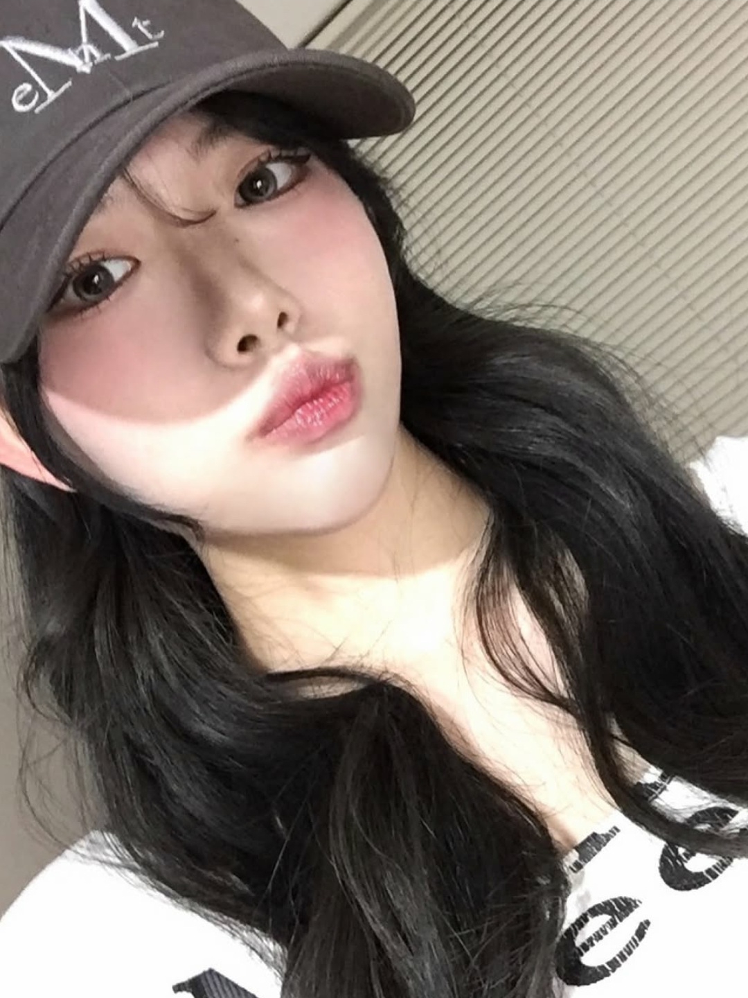 MUCENT Signature Ballcap Charcoal 착용 스타일 - 2