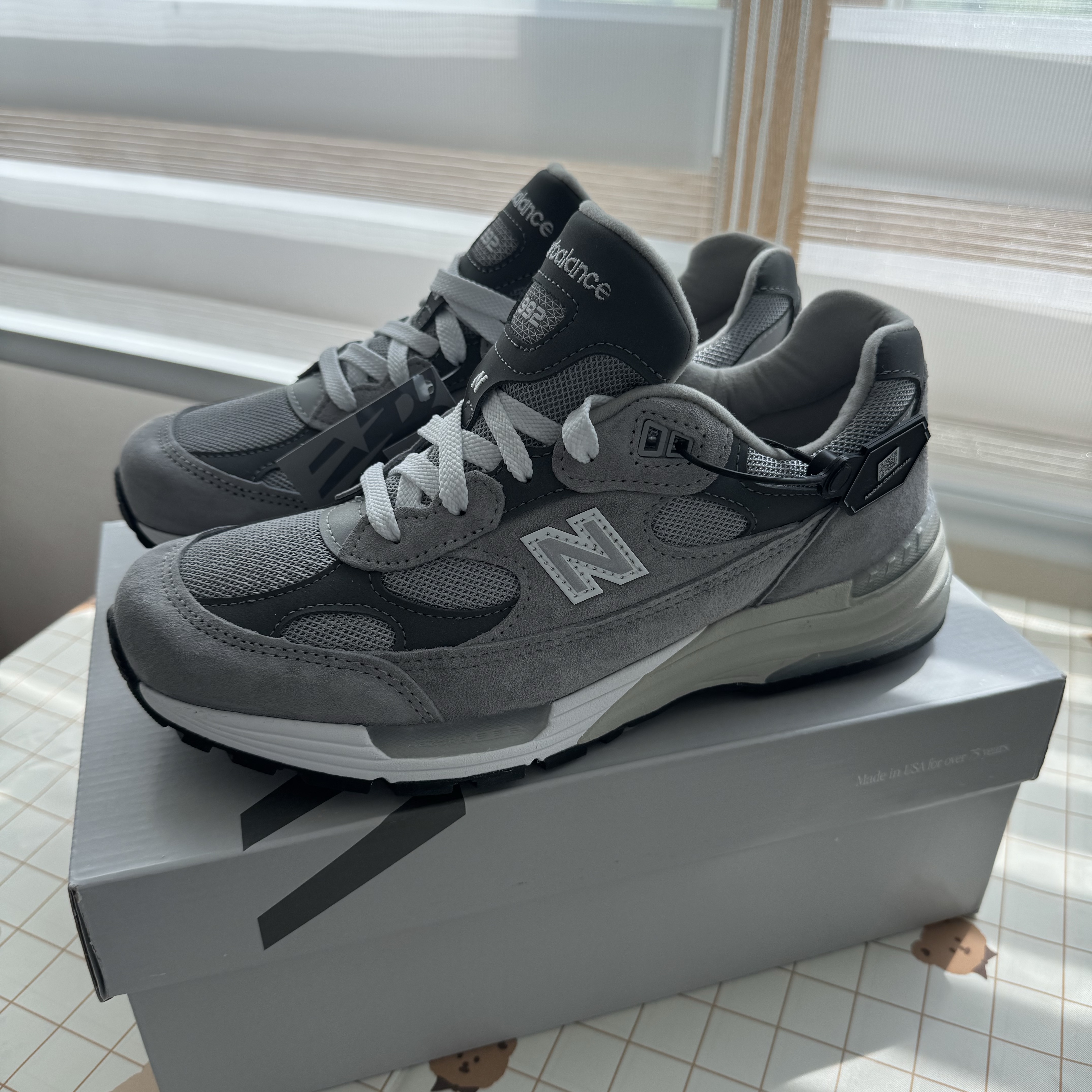New Balance 992 Made in USA Core Grey Silver Metallic 착용 스타일 - 2